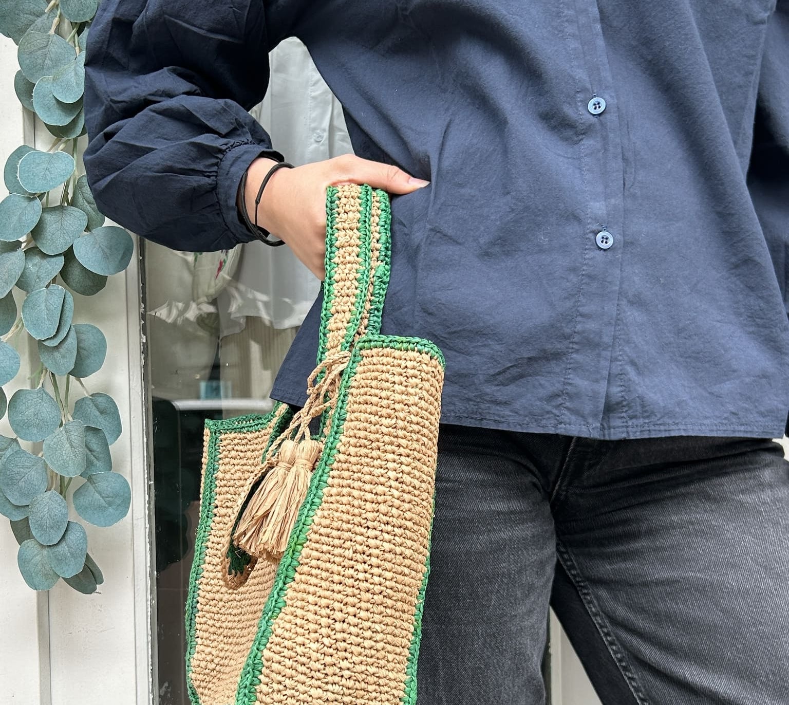 Profil du sac en raphia – Format structuré et tressage artisanal
