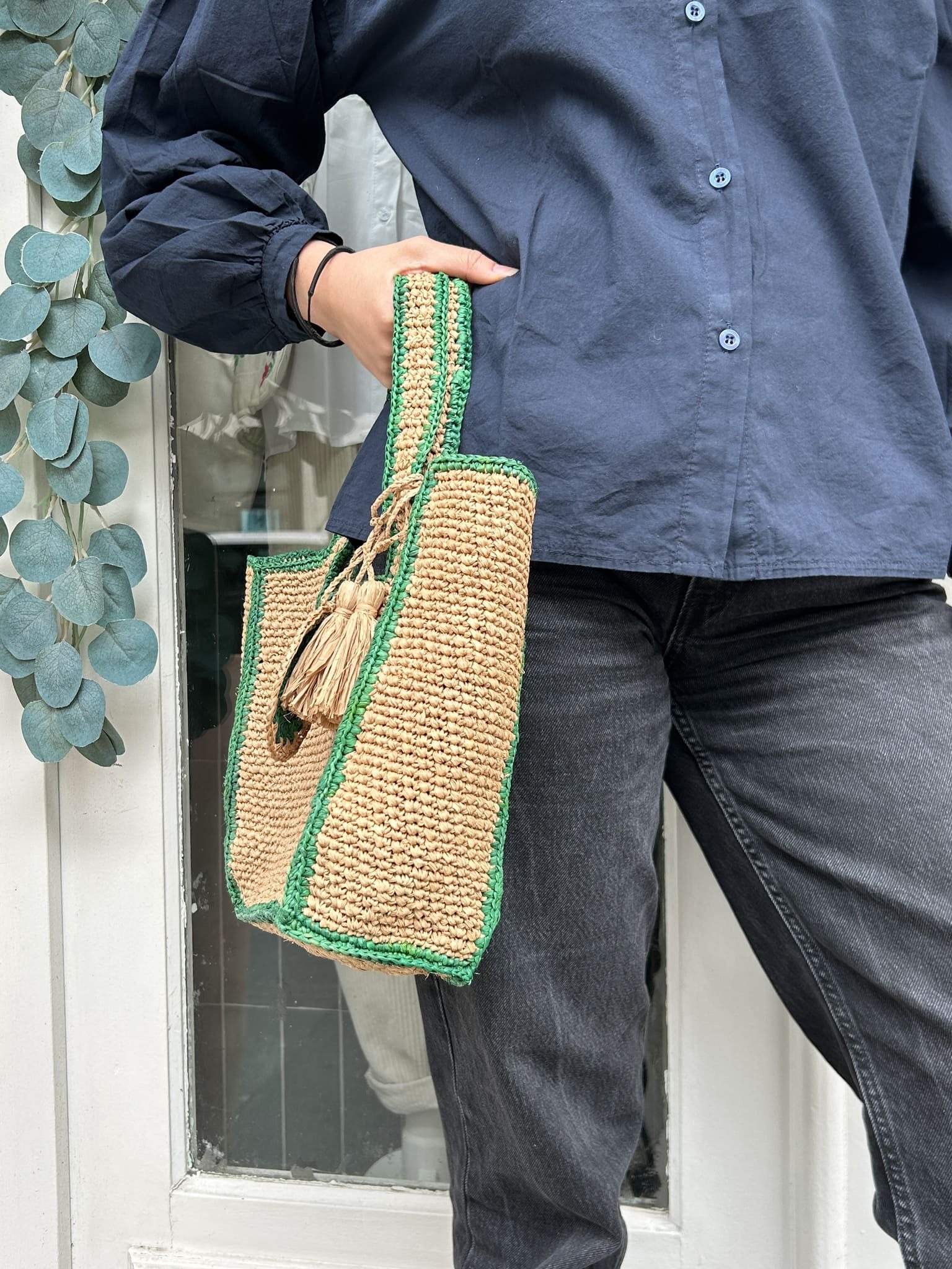Profil du sac en raphia – Format structuré et tressage artisanal