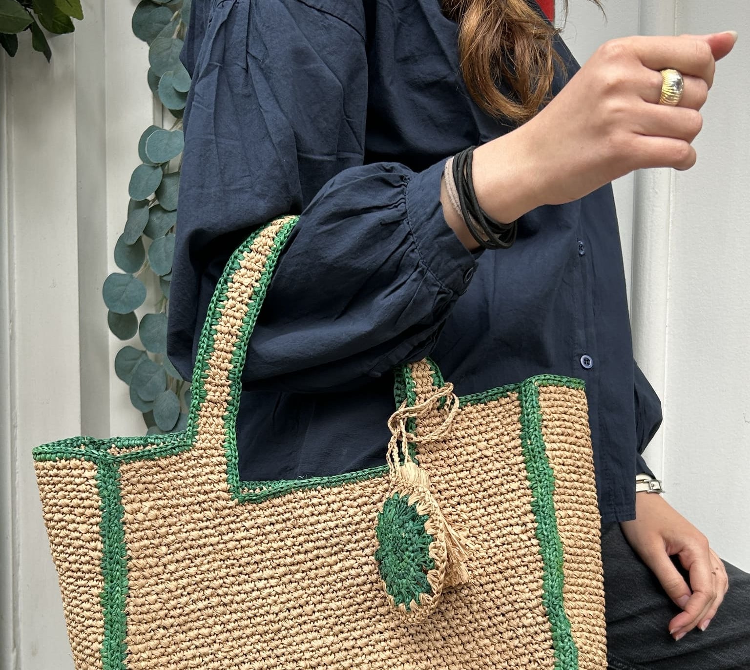 Femme portant le sac en raphia – Look chic et décontracté