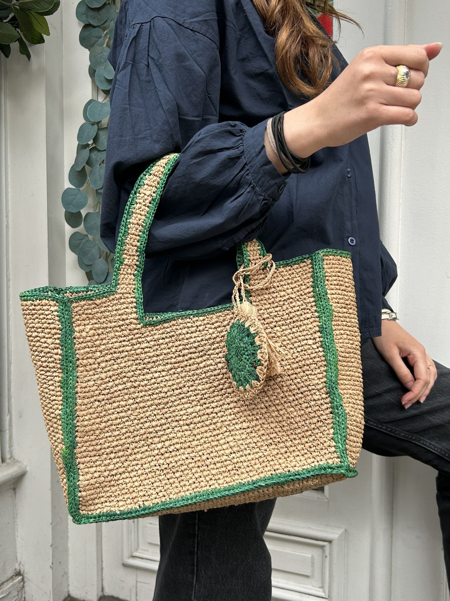 Femme portant le sac en raphia – Look chic et décontracté