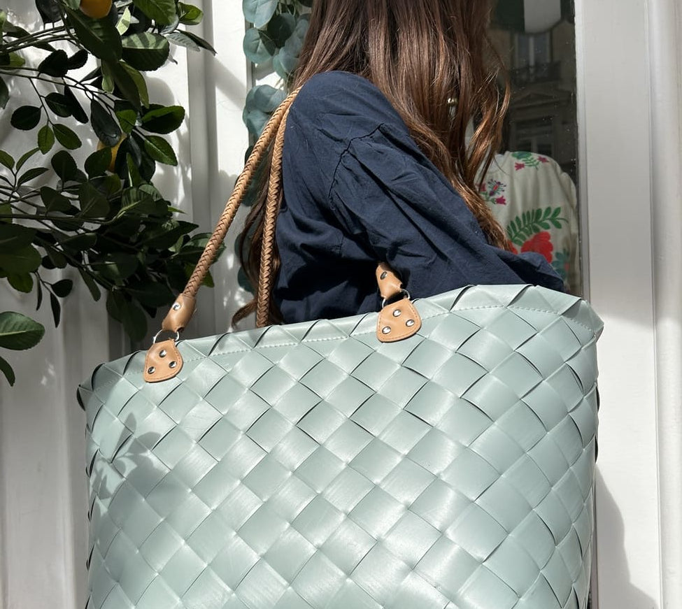 Femme portant le sac Ste.-Maxime – Look estival décontracté