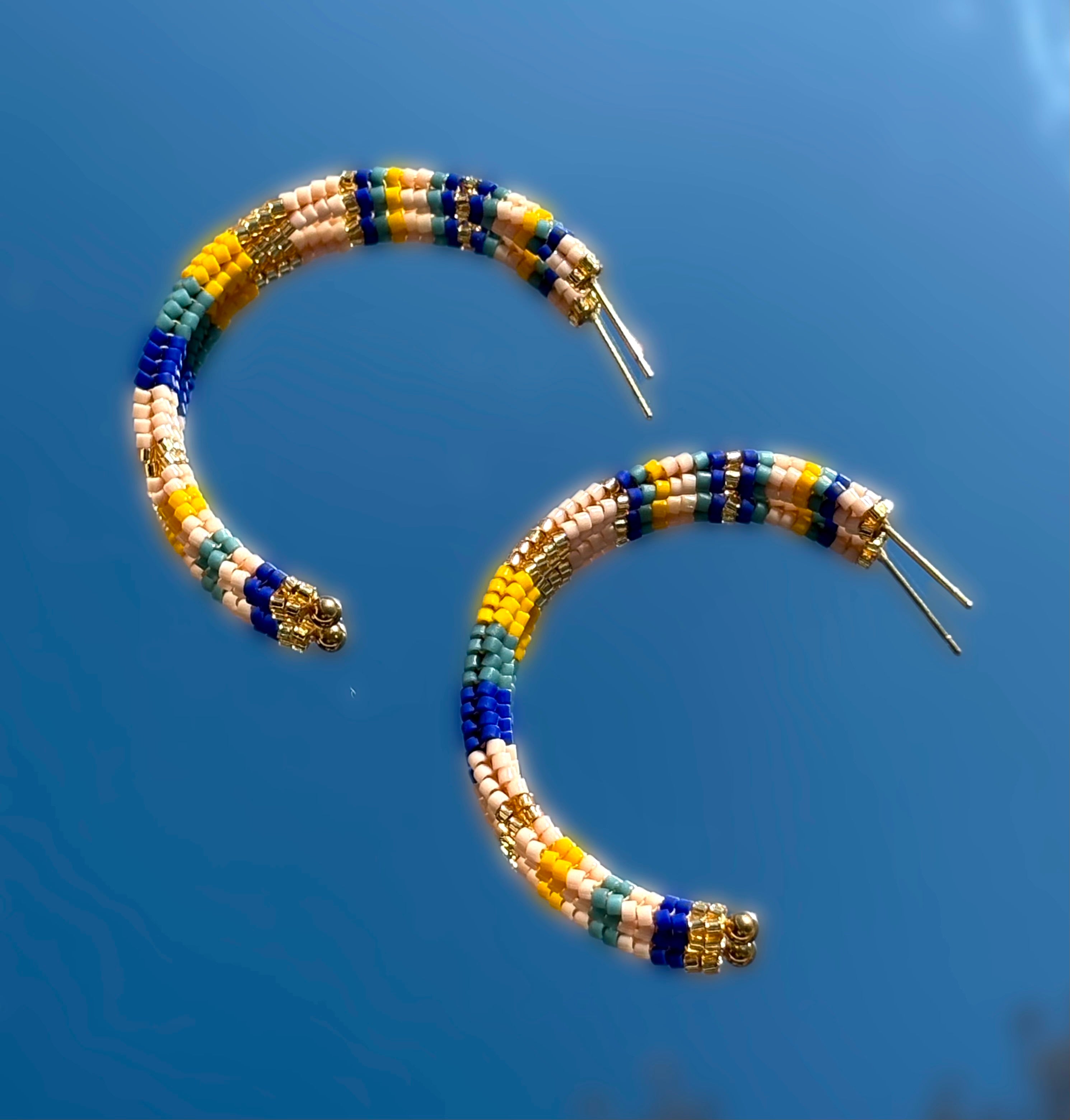 Boucle d'oreille en perle jaune et bleu