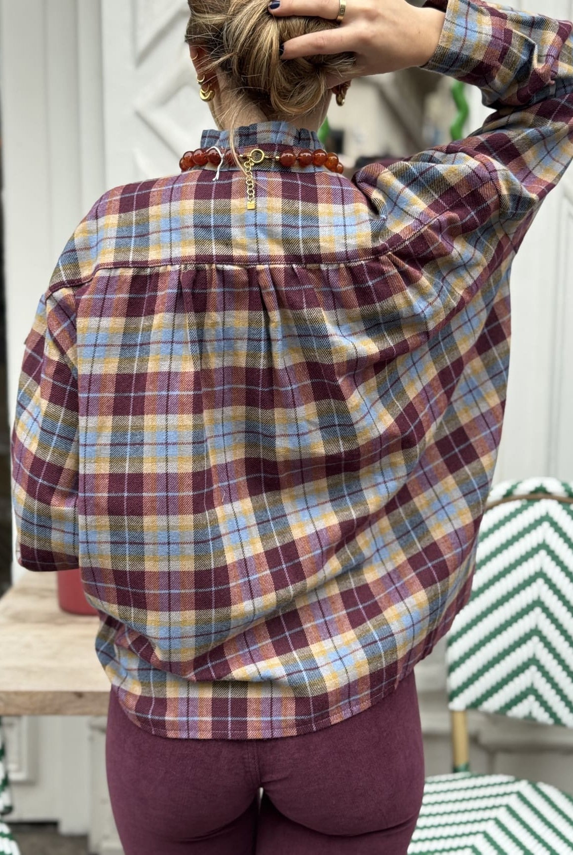 chemise à carreaux bordeaux vue de dos