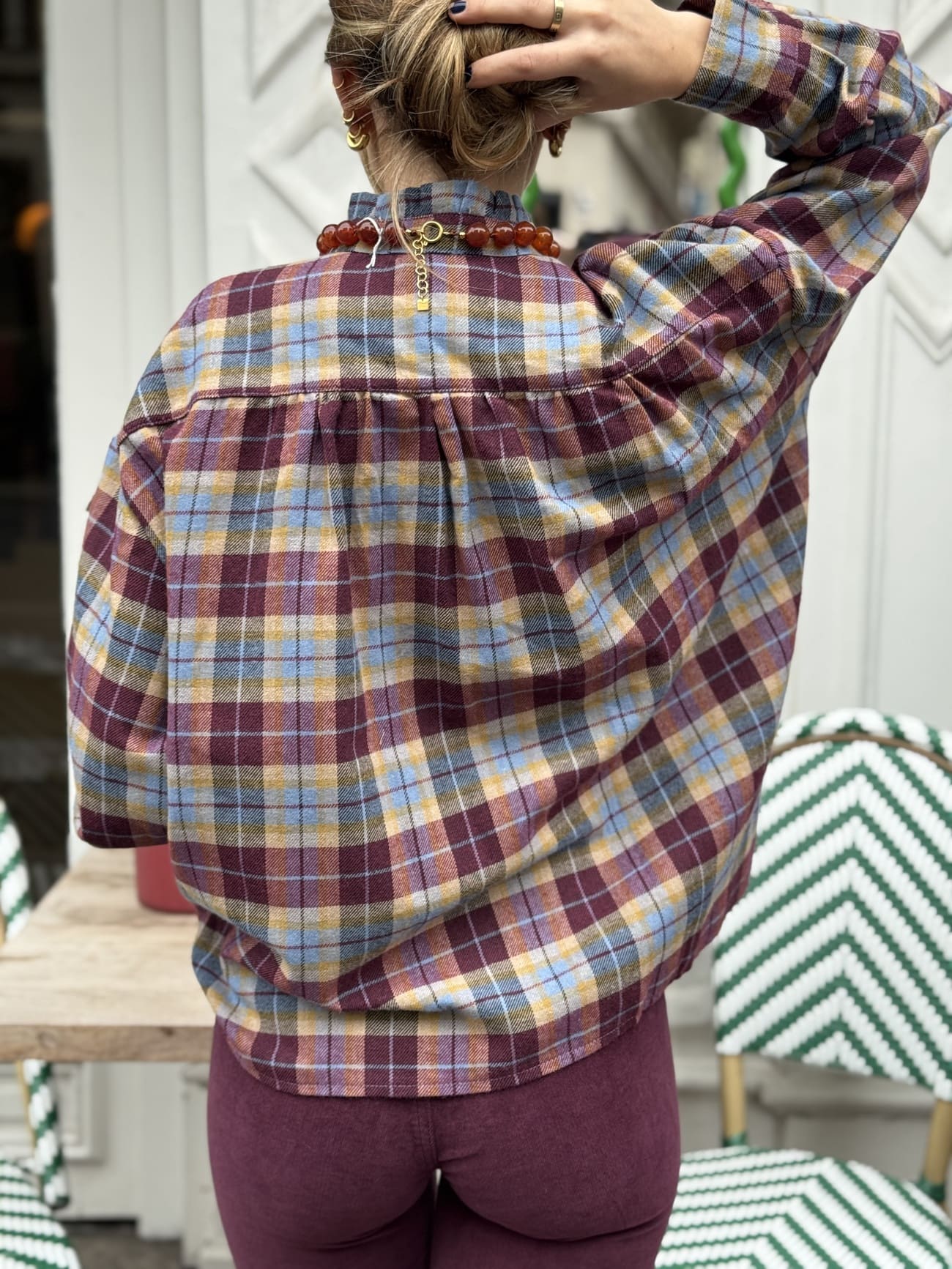 chemise à carreaux bordeaux vue de dos