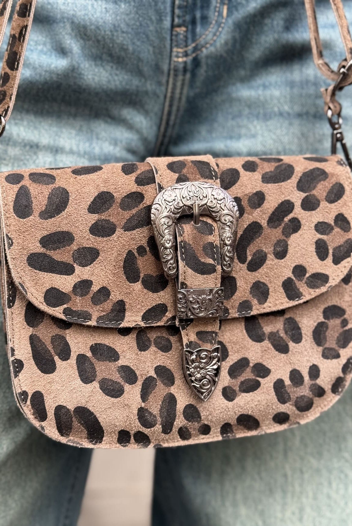 besace en daim leopard de près