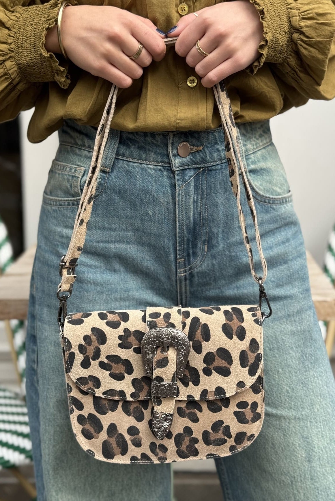 besace en daim leopard