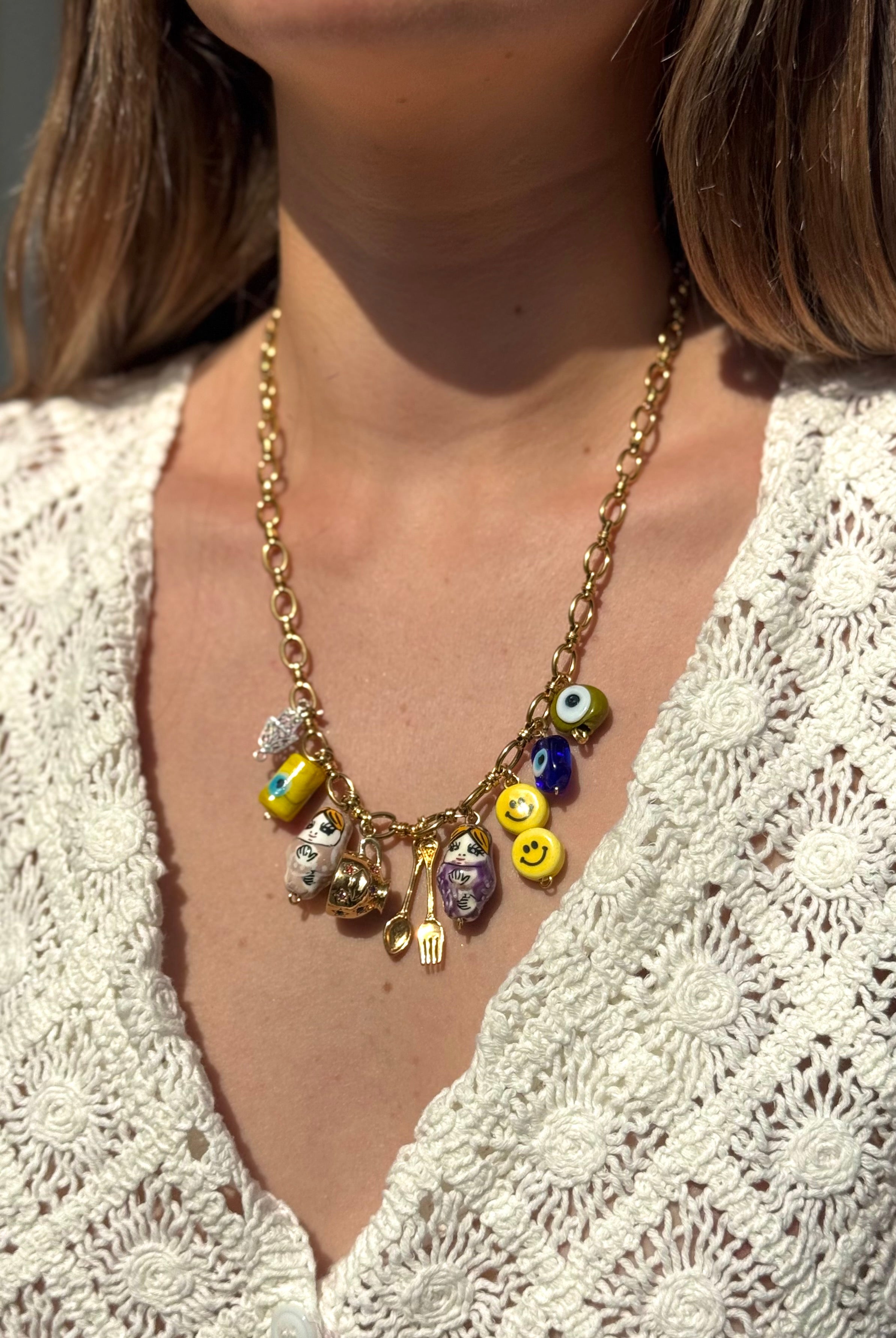 Collier pour femme avec 9 charms symboliques – main de Fatma, partage, prospérité
