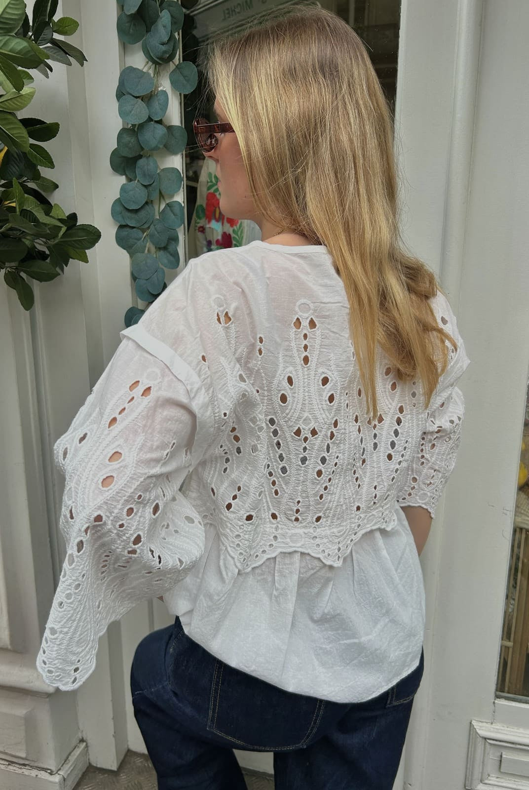 Détail broderie sur blouse en tissu ancien, fabrication artisanale