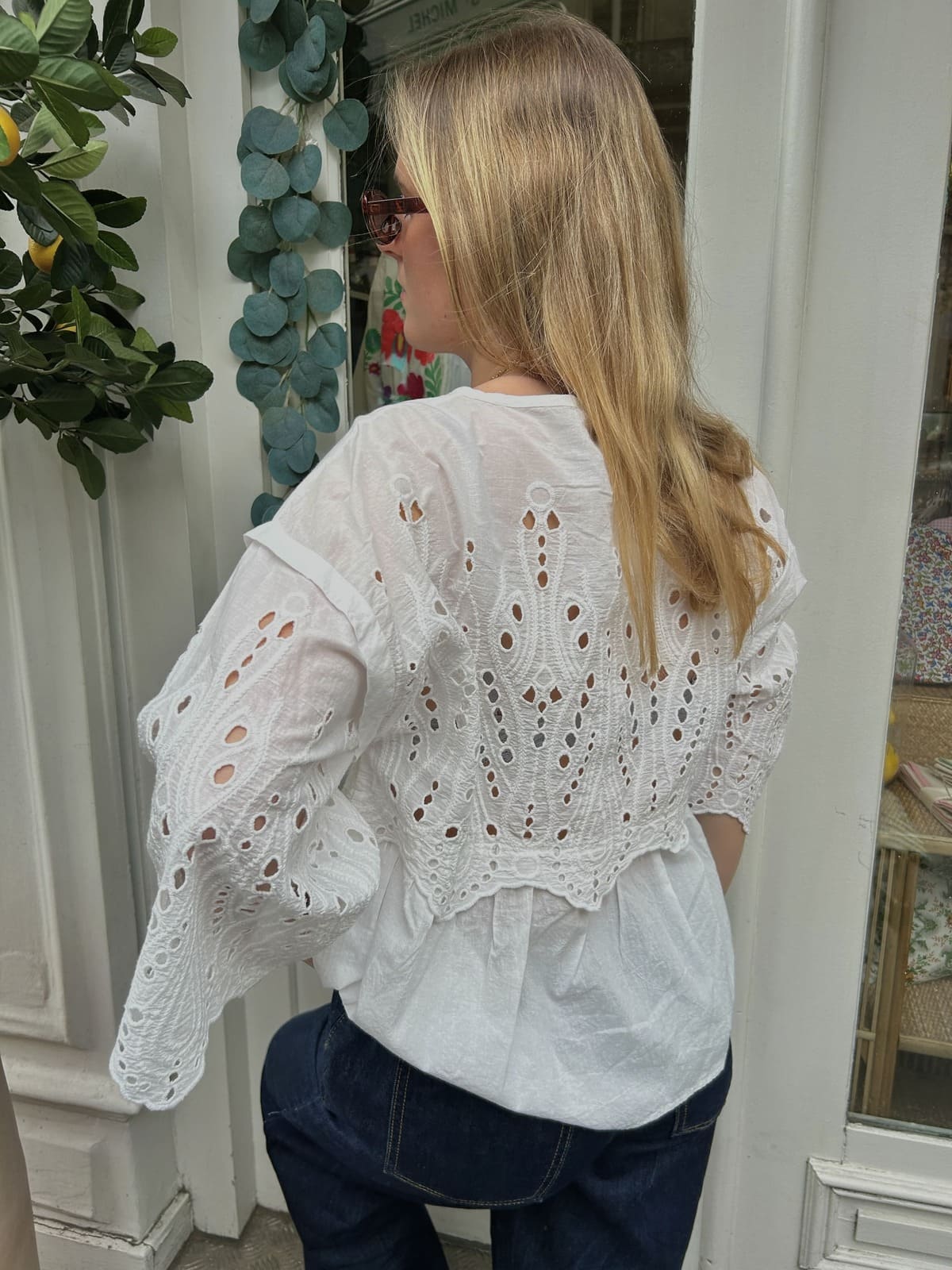 Détail broderie sur blouse en tissu ancien, fabrication artisanale