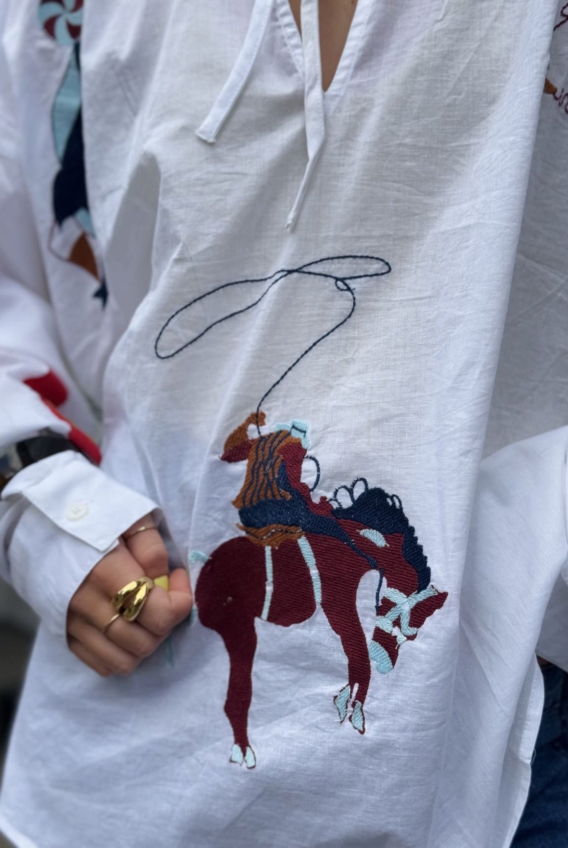 Blouse blanche brodée détail
