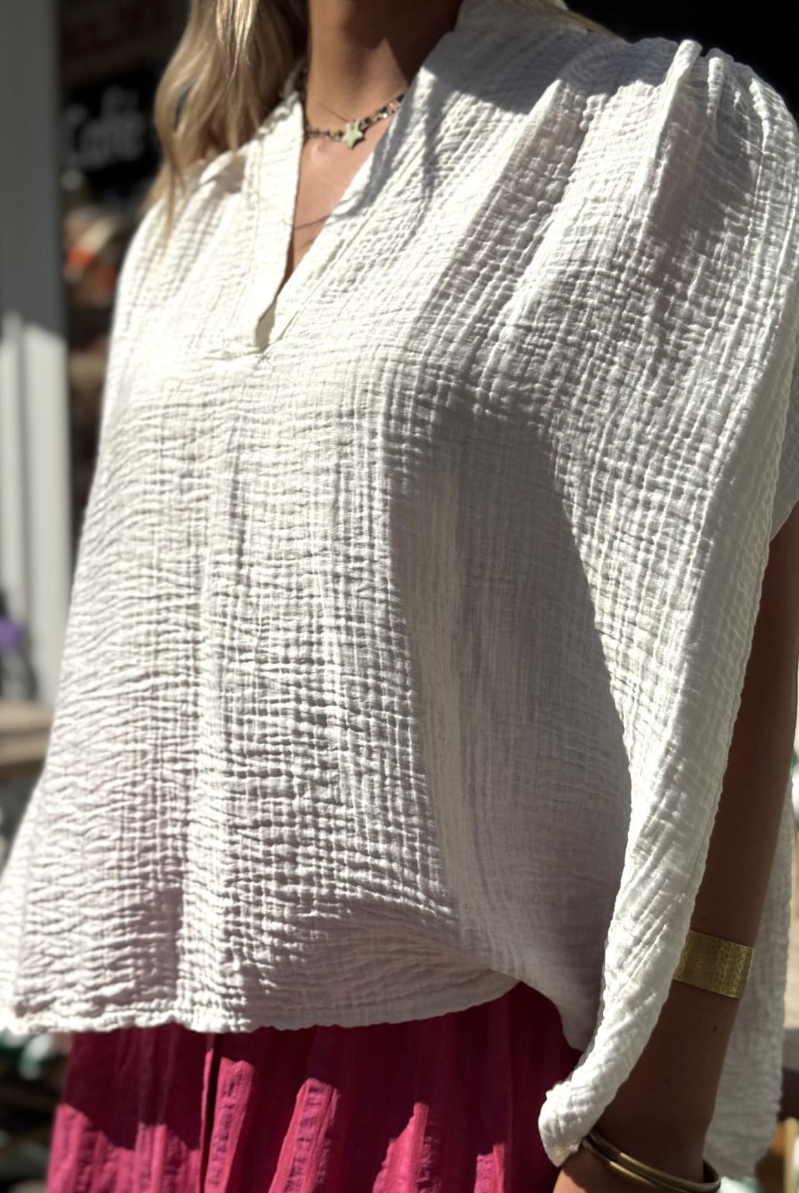 Blouse blanche pour femme, vue trois-quarts sur mannequin