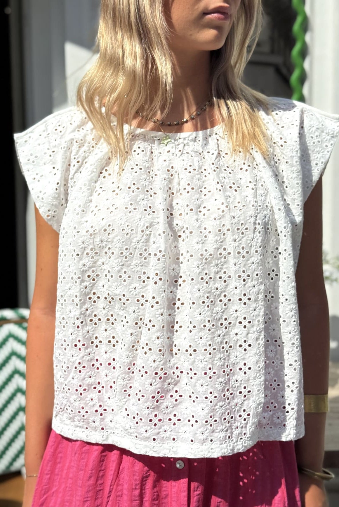 Blouse en broderie anglaise sans manche vue de face