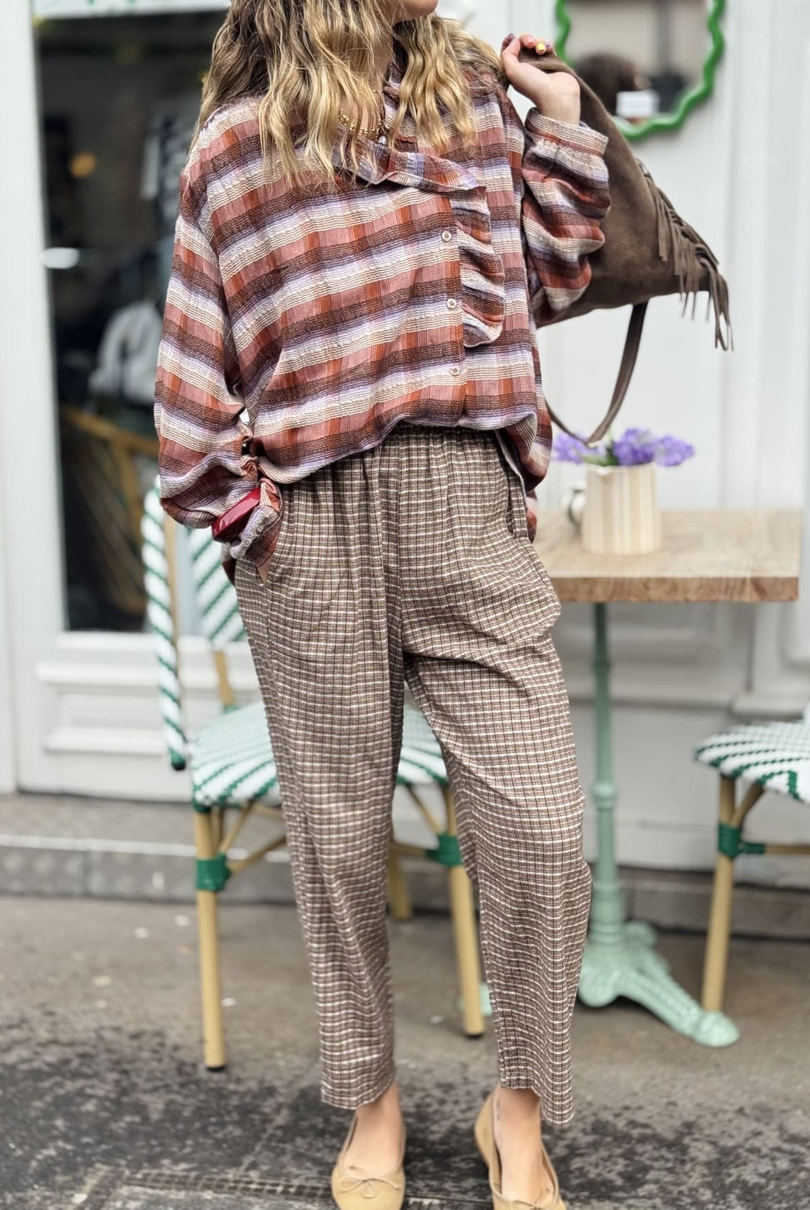 Blouse fluide marron avec volants, élégance féminine et bohème