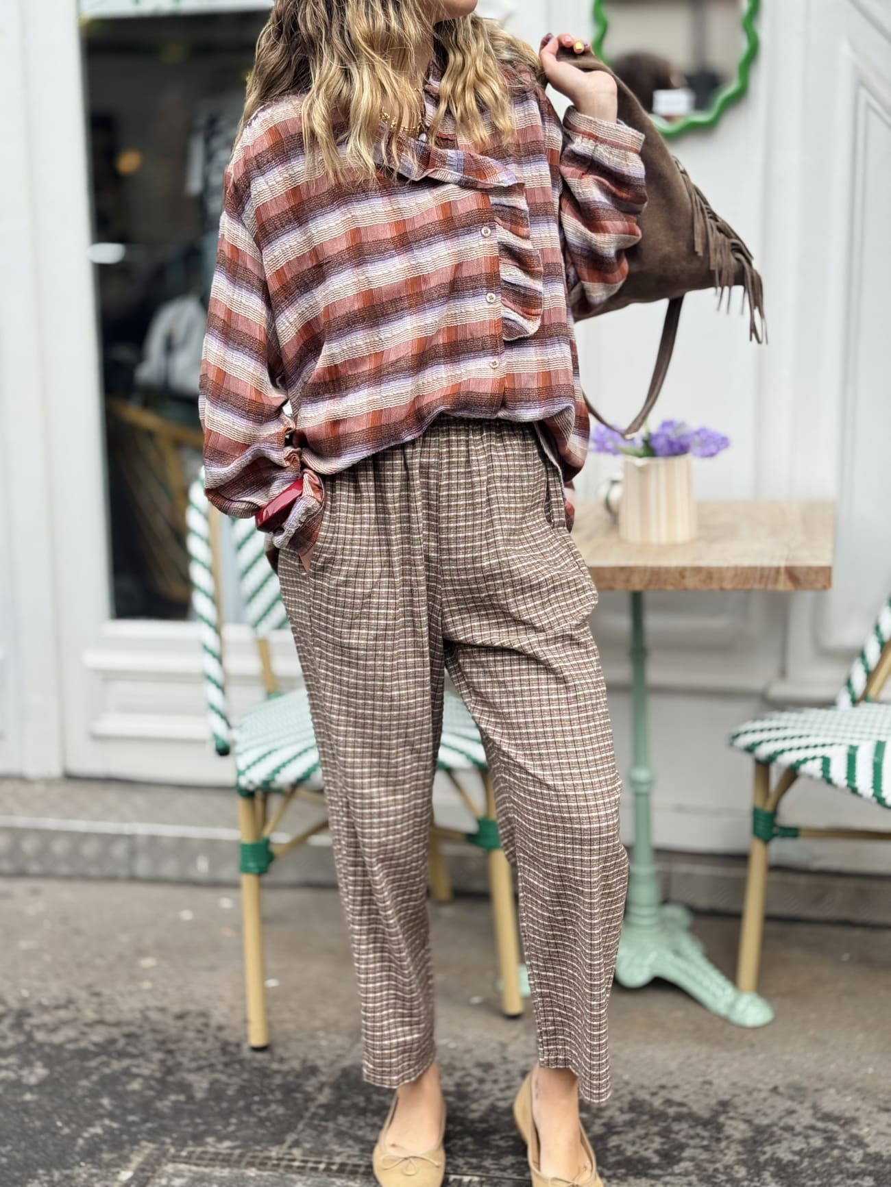 Blouse fluide marron avec volants, élégance féminine et bohème