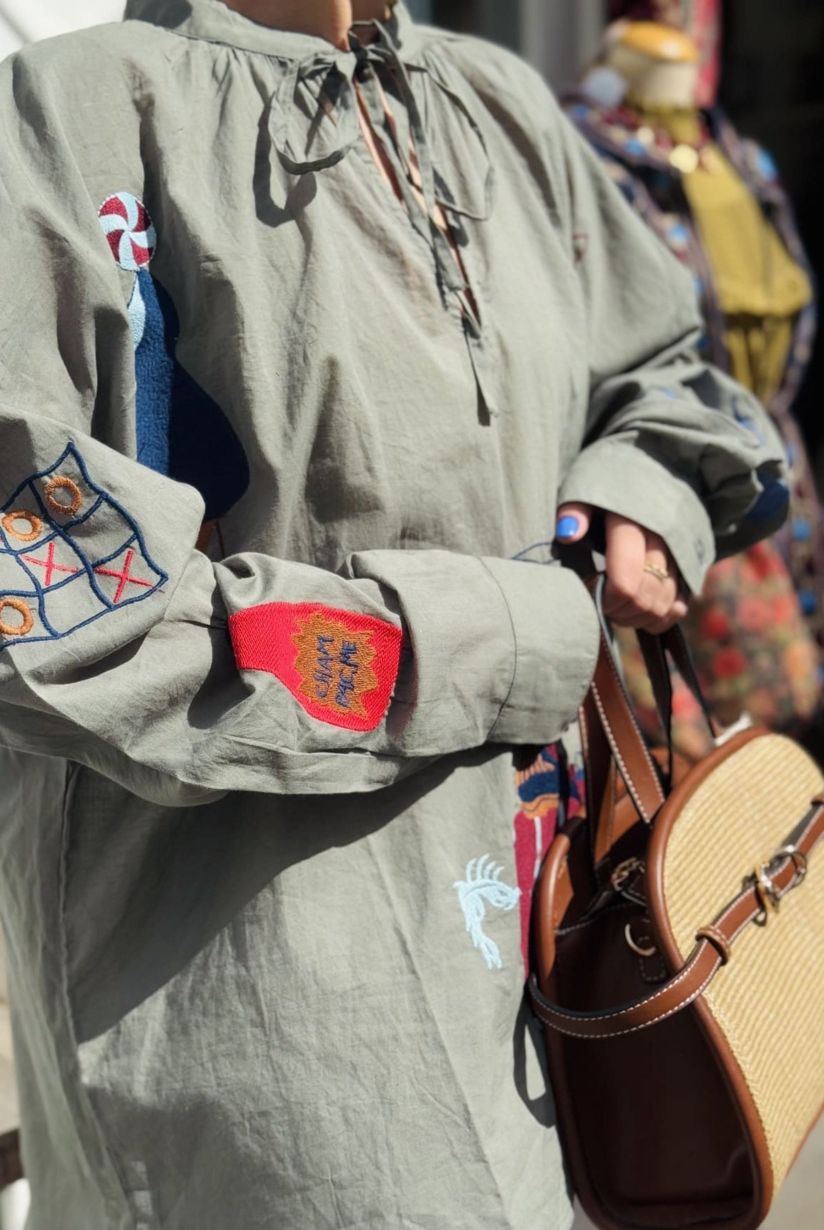 Chemise kaki brodée détail