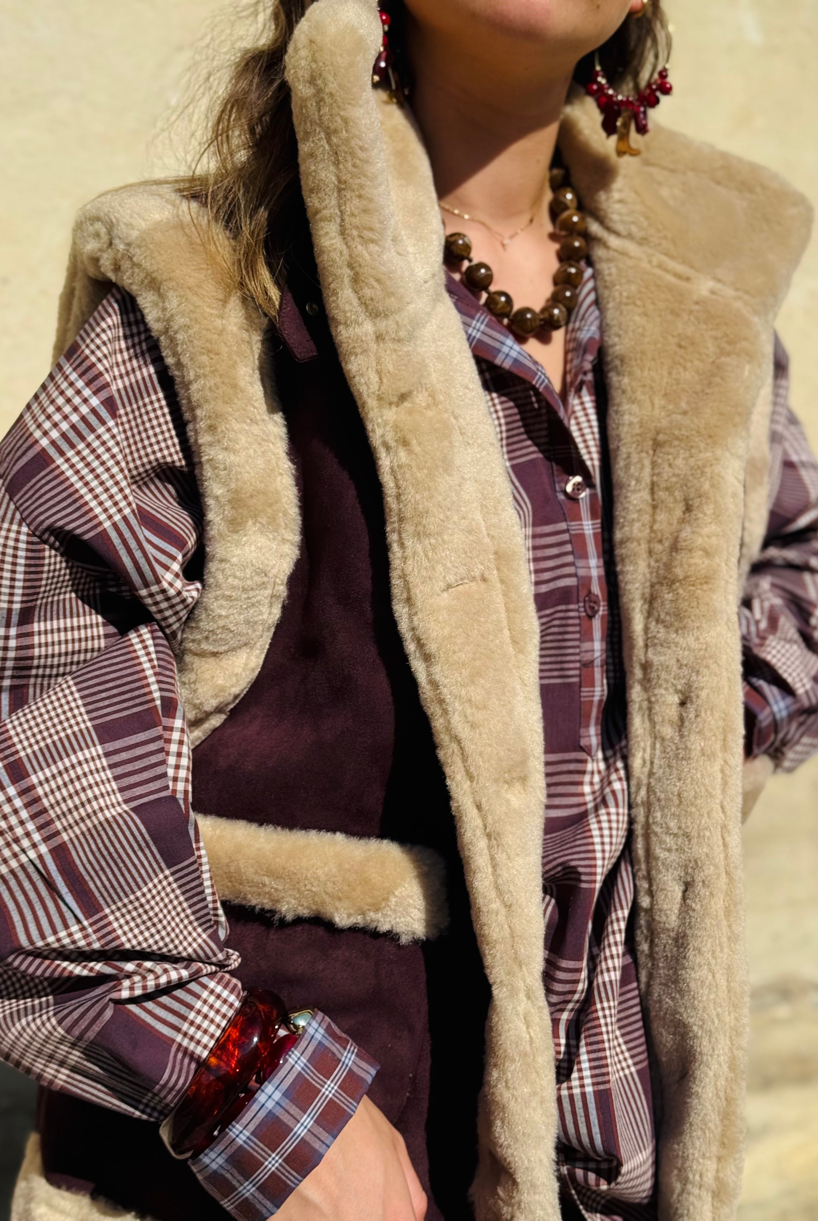 Vue de profil du blouson aviateur doublé de fourrure