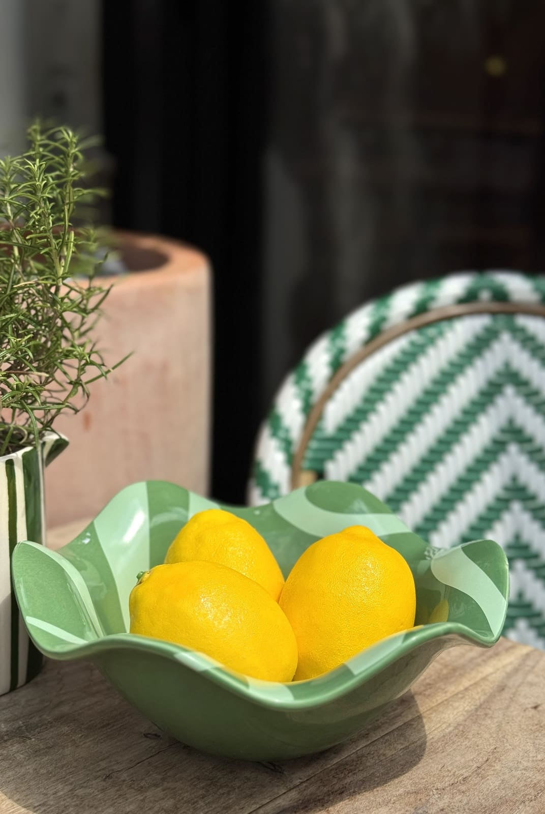 Bol Wave coupe rétro en céramique – vue de face, rempli