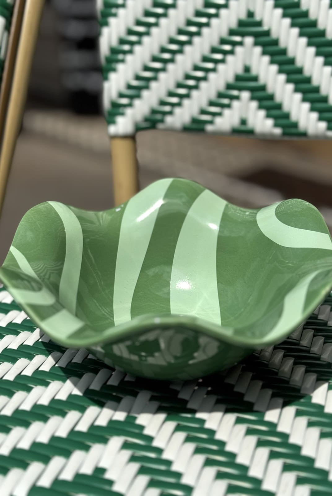 Détail des ondulations du bol Wave en céramique