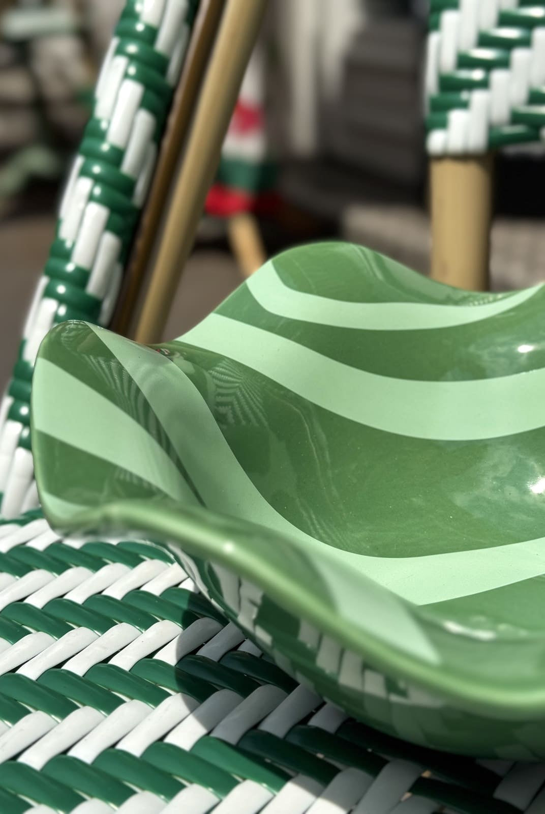 Détail des ondulations du bol Wave en céramique - vue coupée