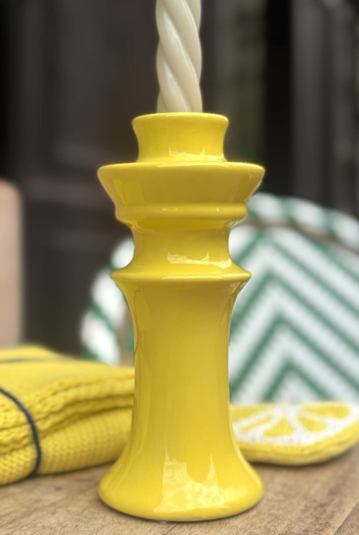 Bougeoir en céramique jaune lumineux – vue de face