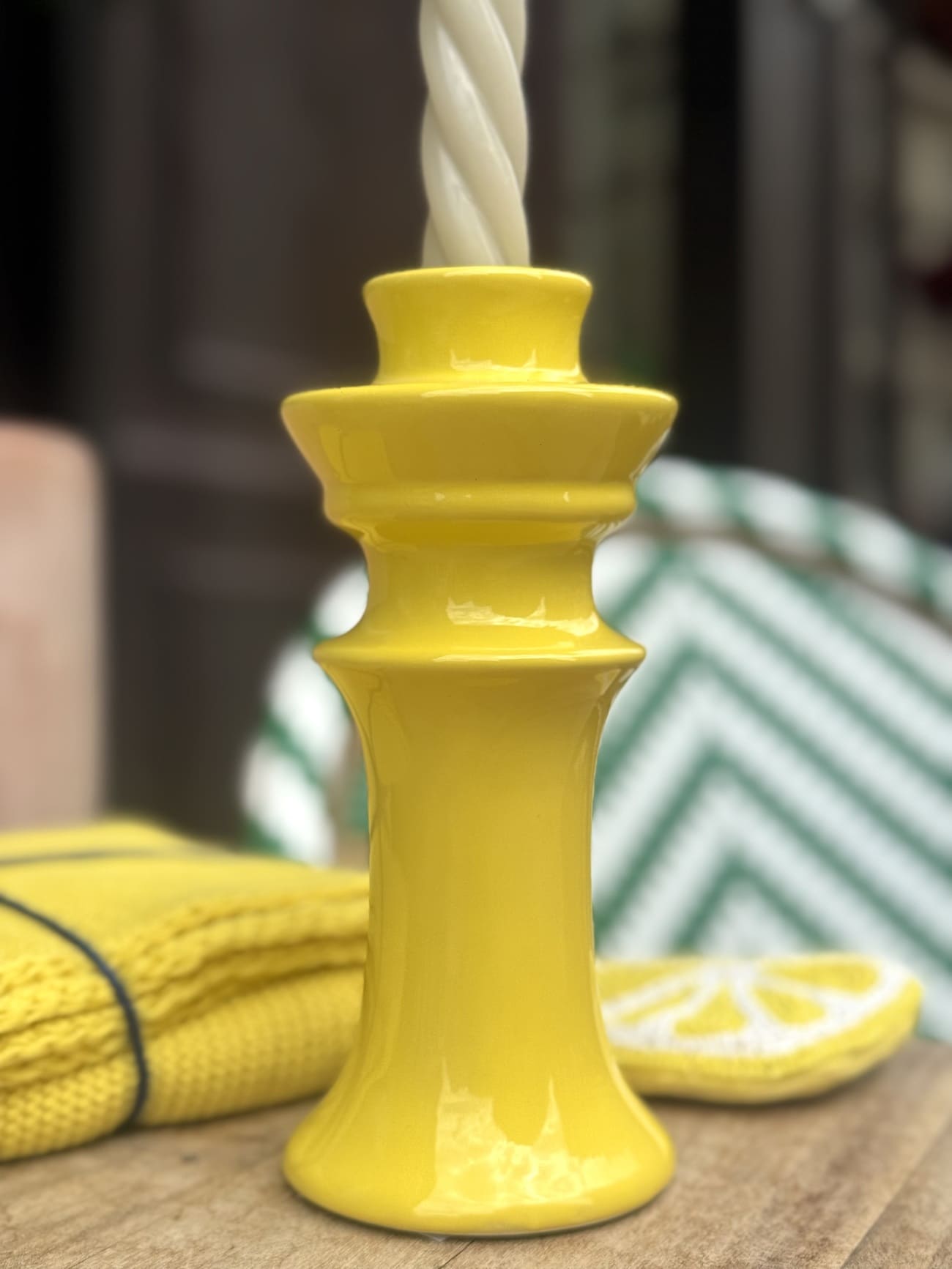 Bougeoir en céramique jaune lumineux – vue de face