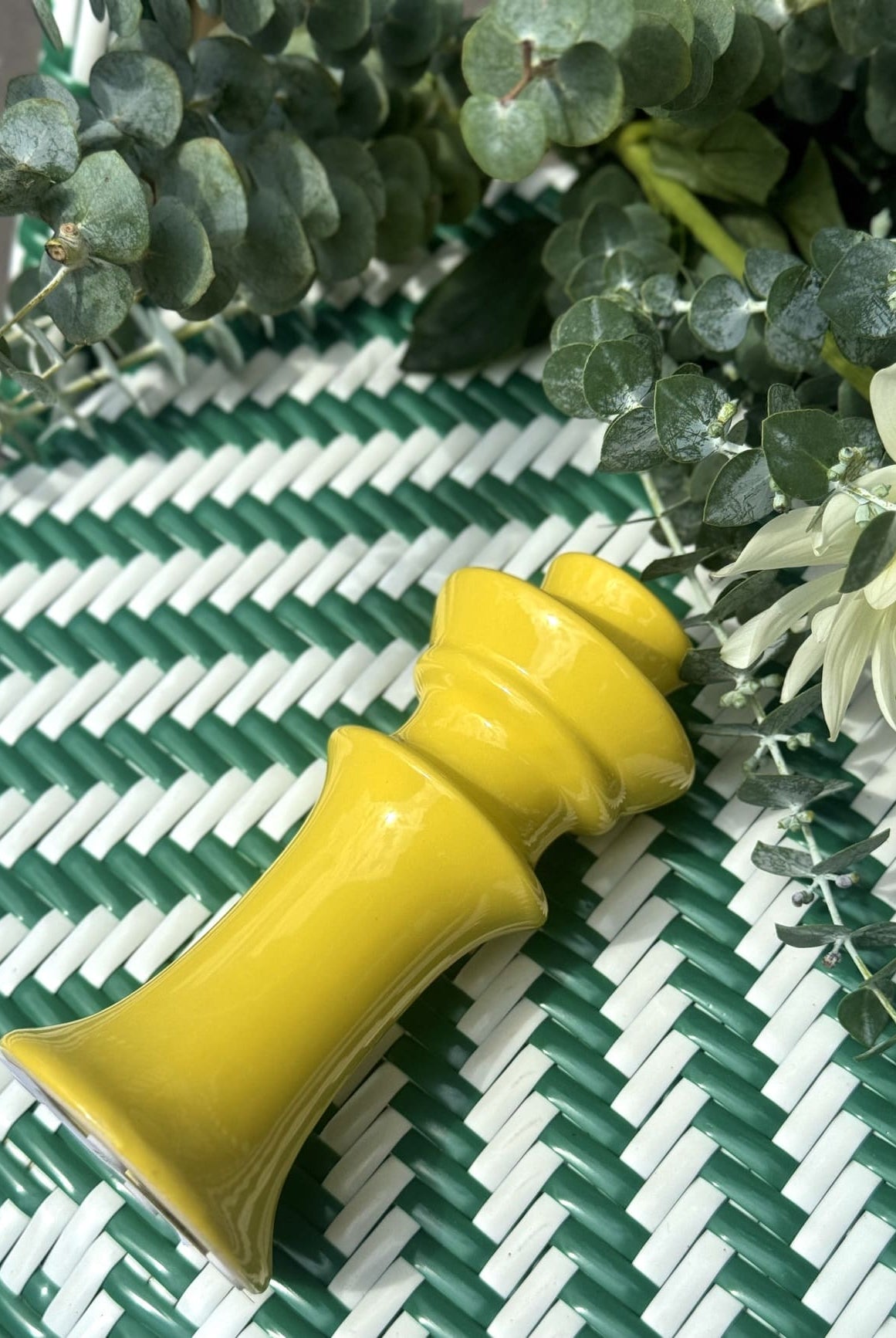 Détail de la texture et glaçure brillante du bougeoir jaune