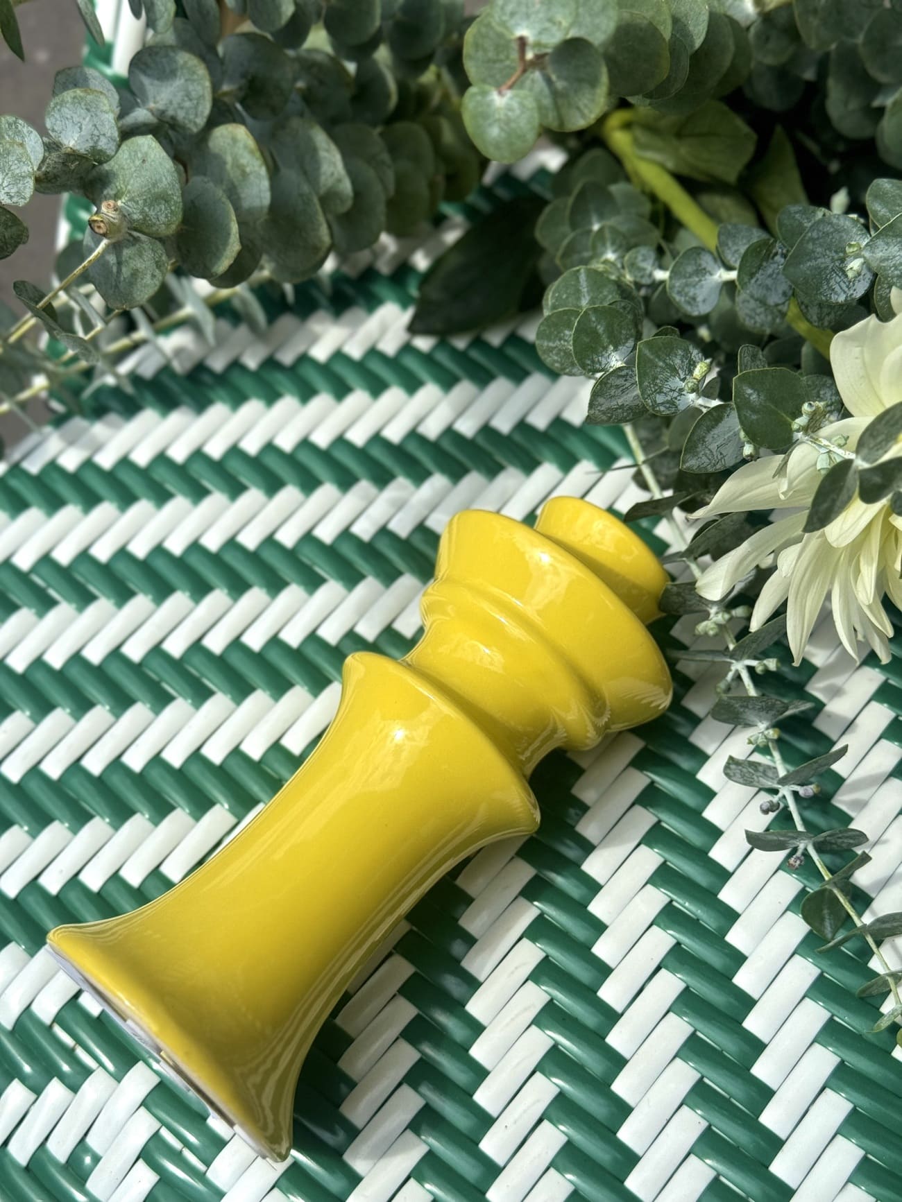 Détail de la texture et glaçure brillante du bougeoir jaune