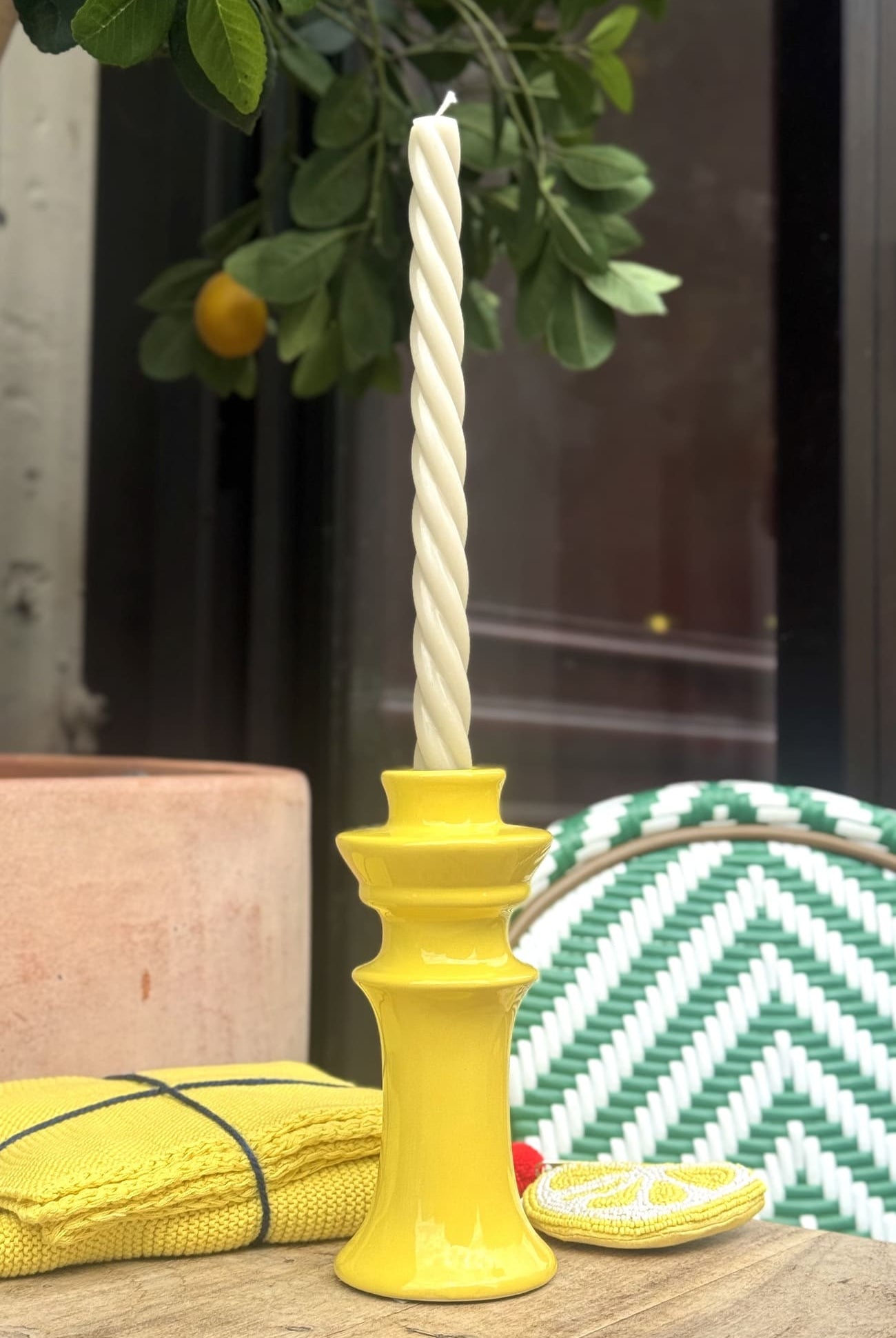 Bougeoir jaune en céramique avec bougie