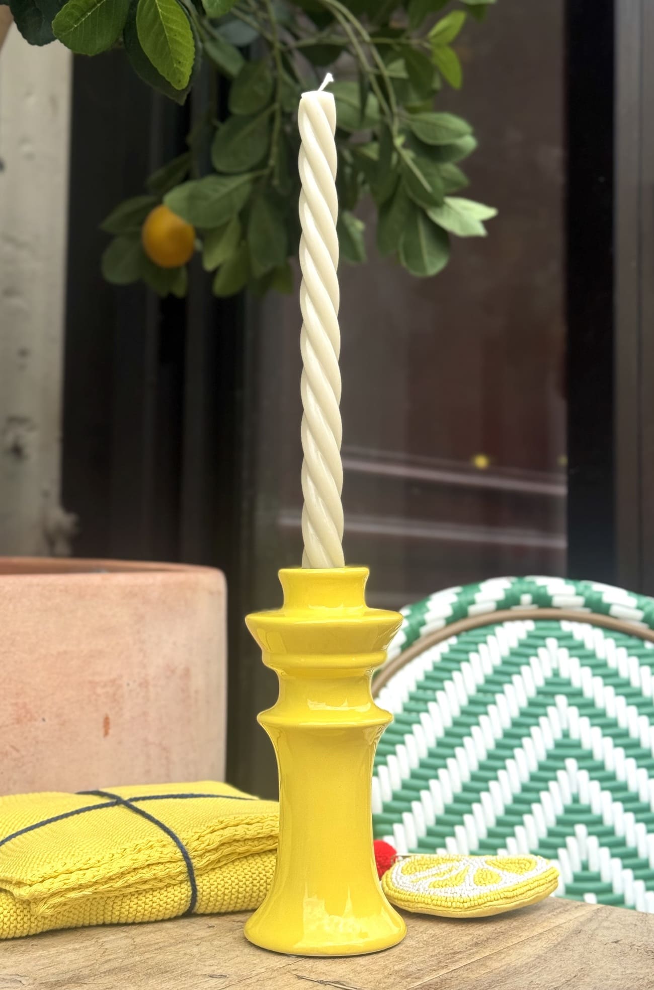 Bougeoir jaune en céramique avec bougie