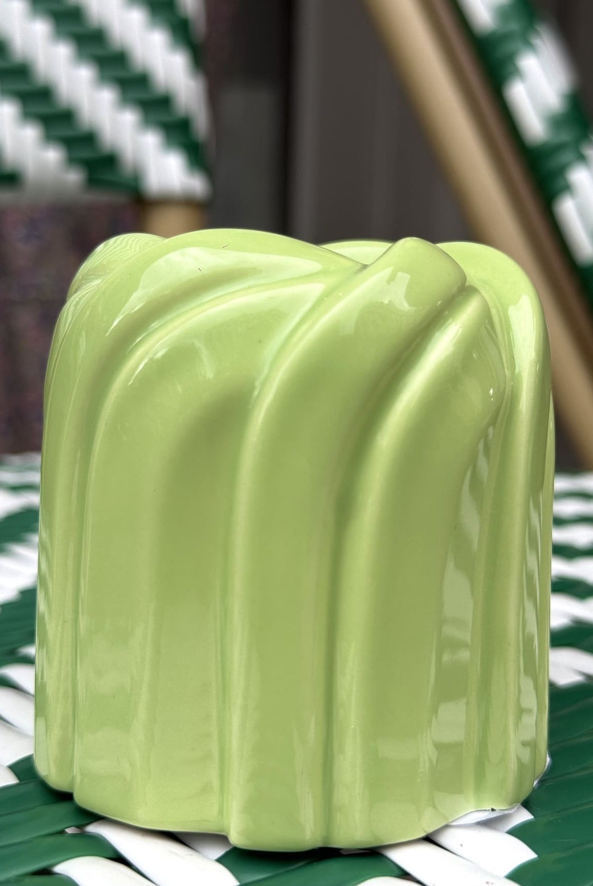 Détail du motif entrelacé du bougeoir gâteau Bundt en céramique