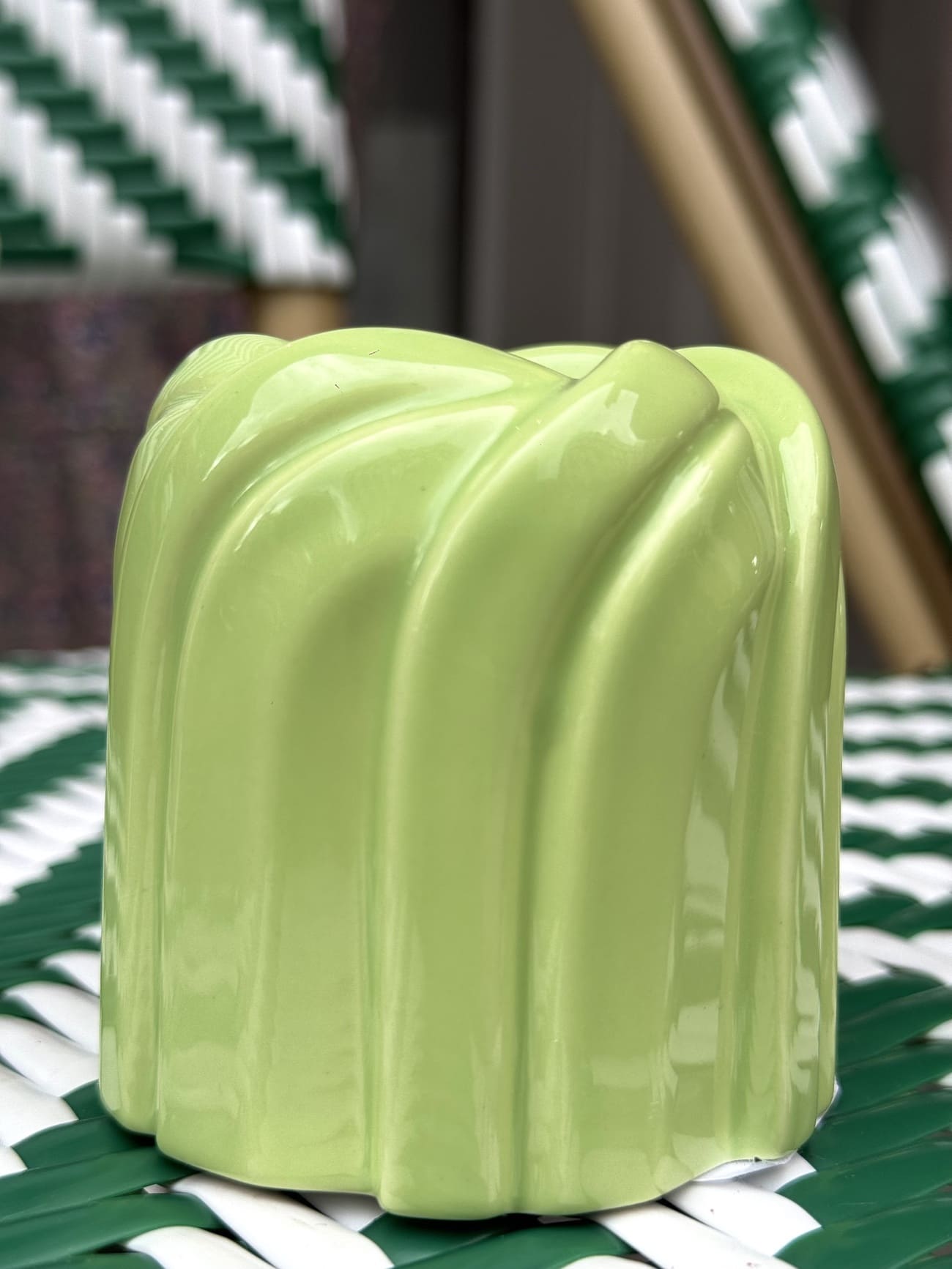 Détail du motif entrelacé du bougeoir gâteau Bundt en céramique