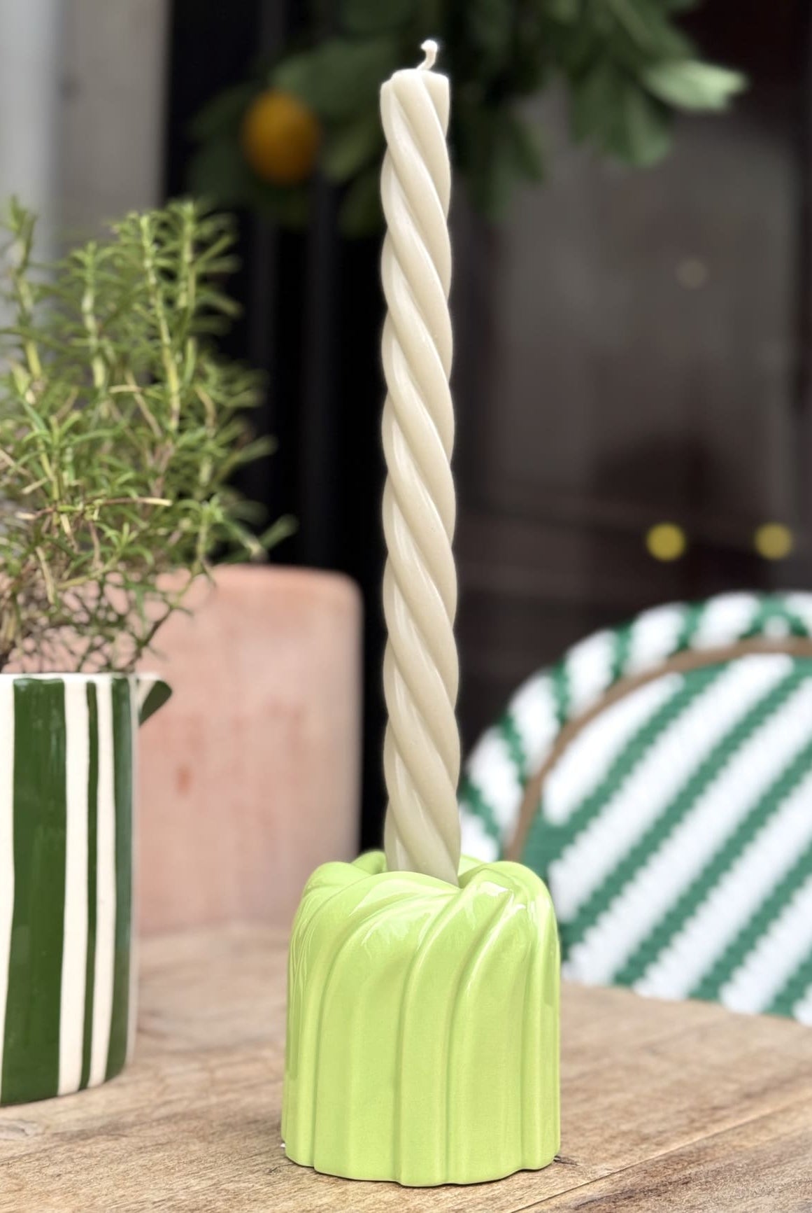 Bougeoir entrelacé utilisé avec bougie