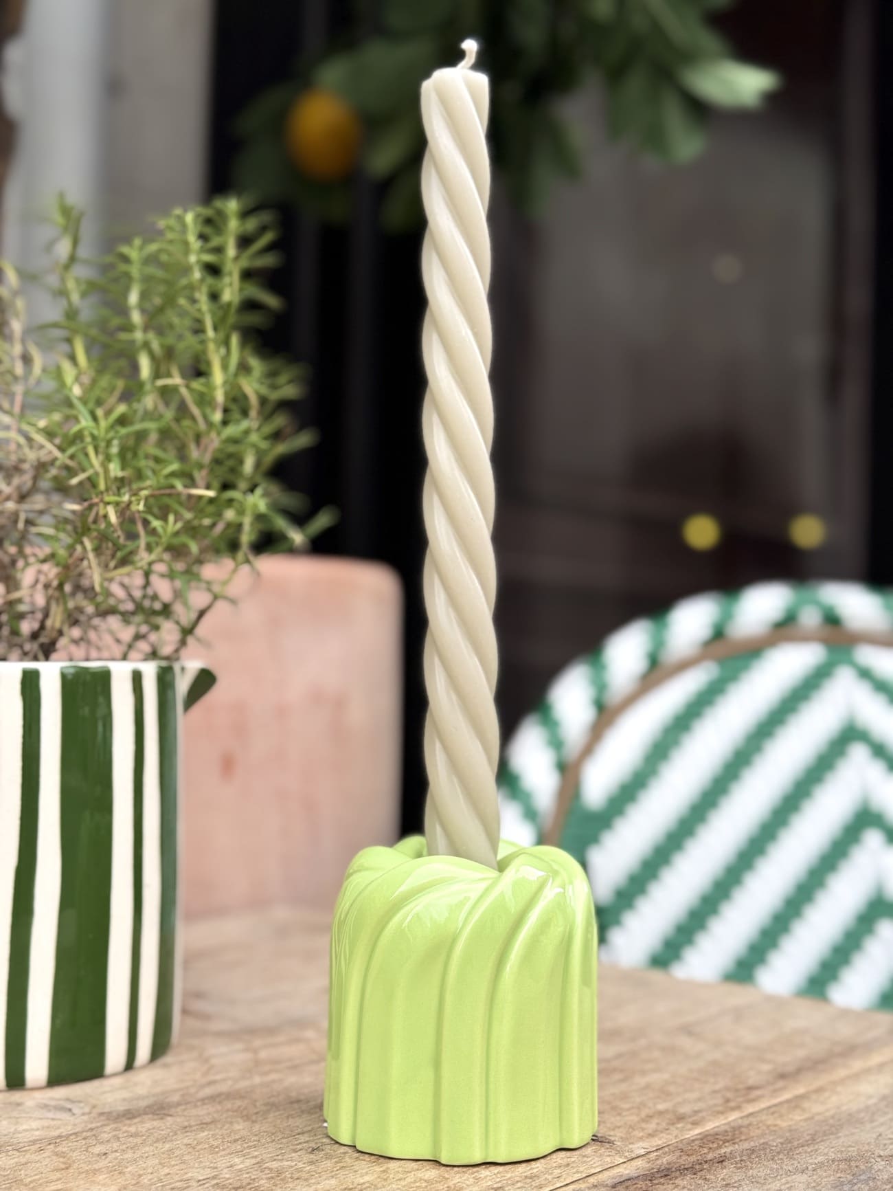 Bougeoir entrelacé utilisé avec bougie