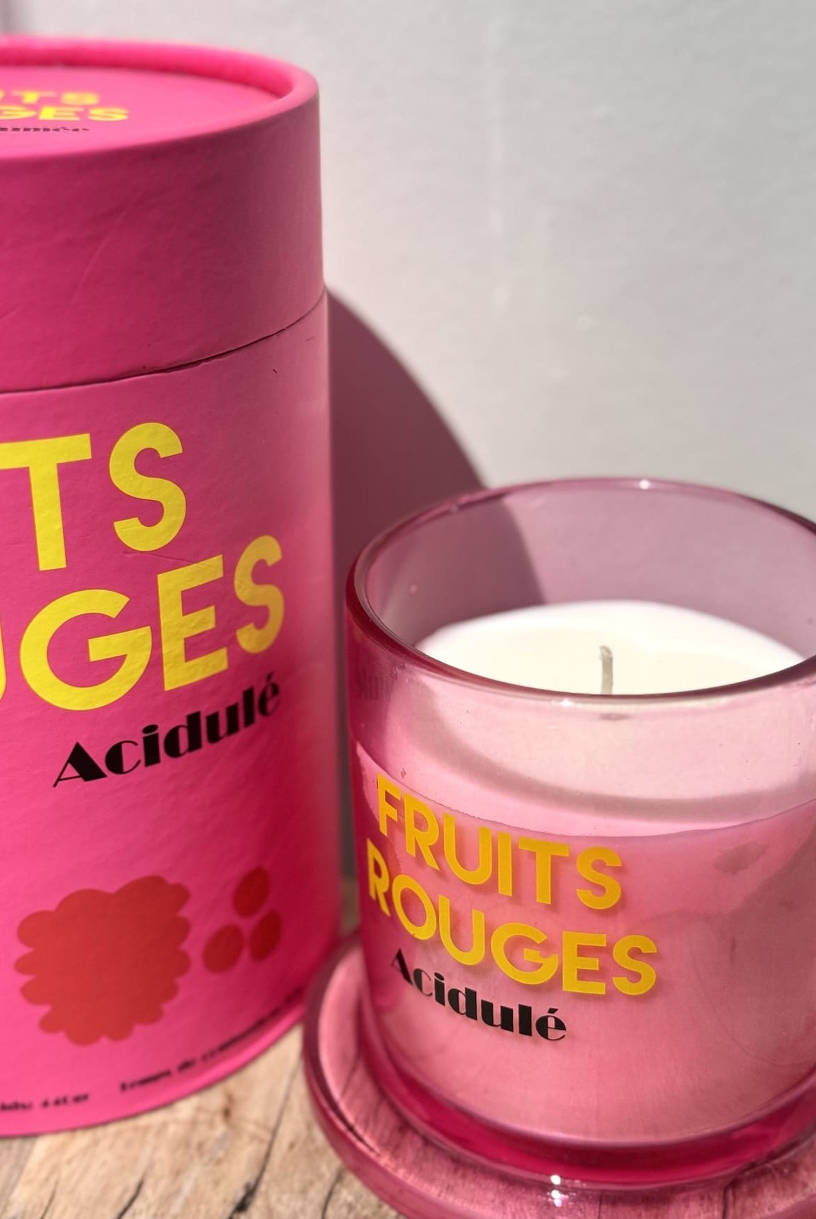 Gros plan bougie parfumée rose fruits rouges