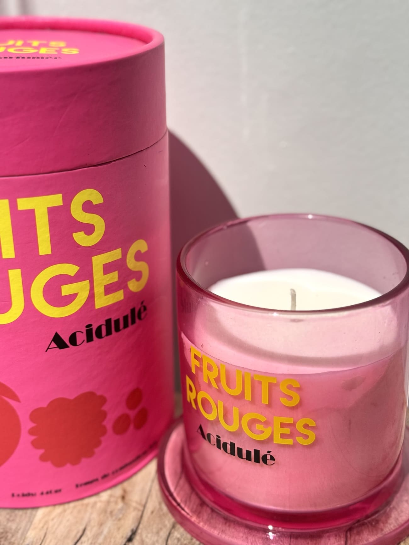 Gros plan bougie parfumée rose fruits rouges