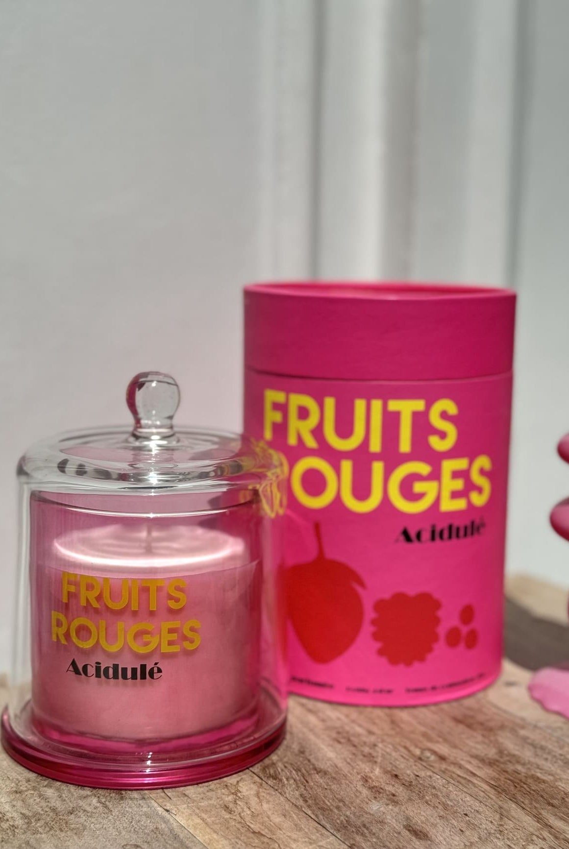 Bougie parfumée fruits rouges sous cloche et sa boîte rose acidulée