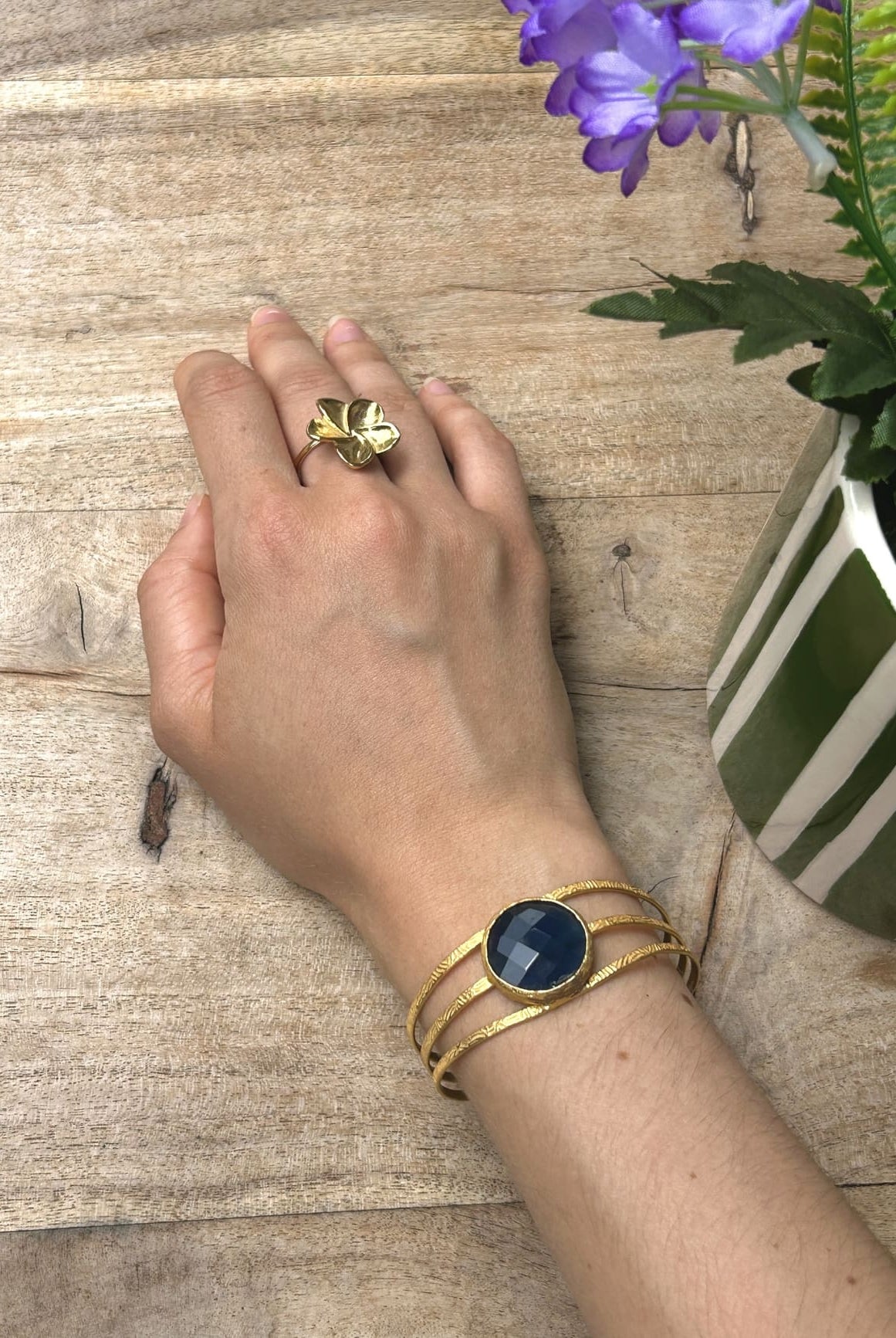 Bracelet bohème porté – laiton doré et pierre marine naturelle