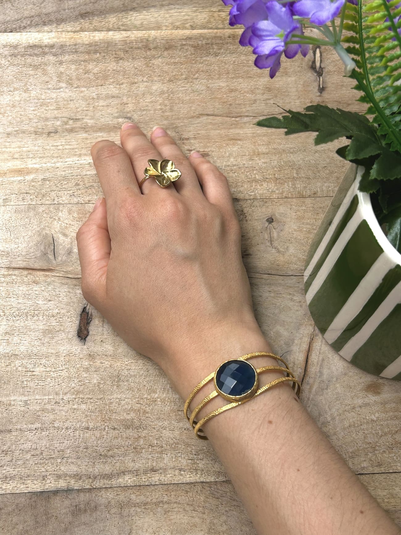 Bracelet bohème porté – laiton doré et pierre marine naturelle