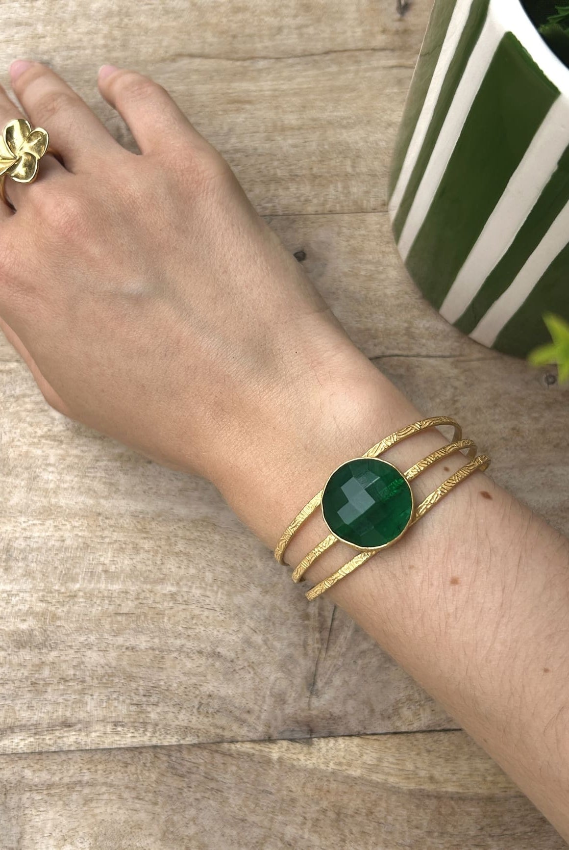 Bracelet bohème porté – laiton doré et vert émeraude