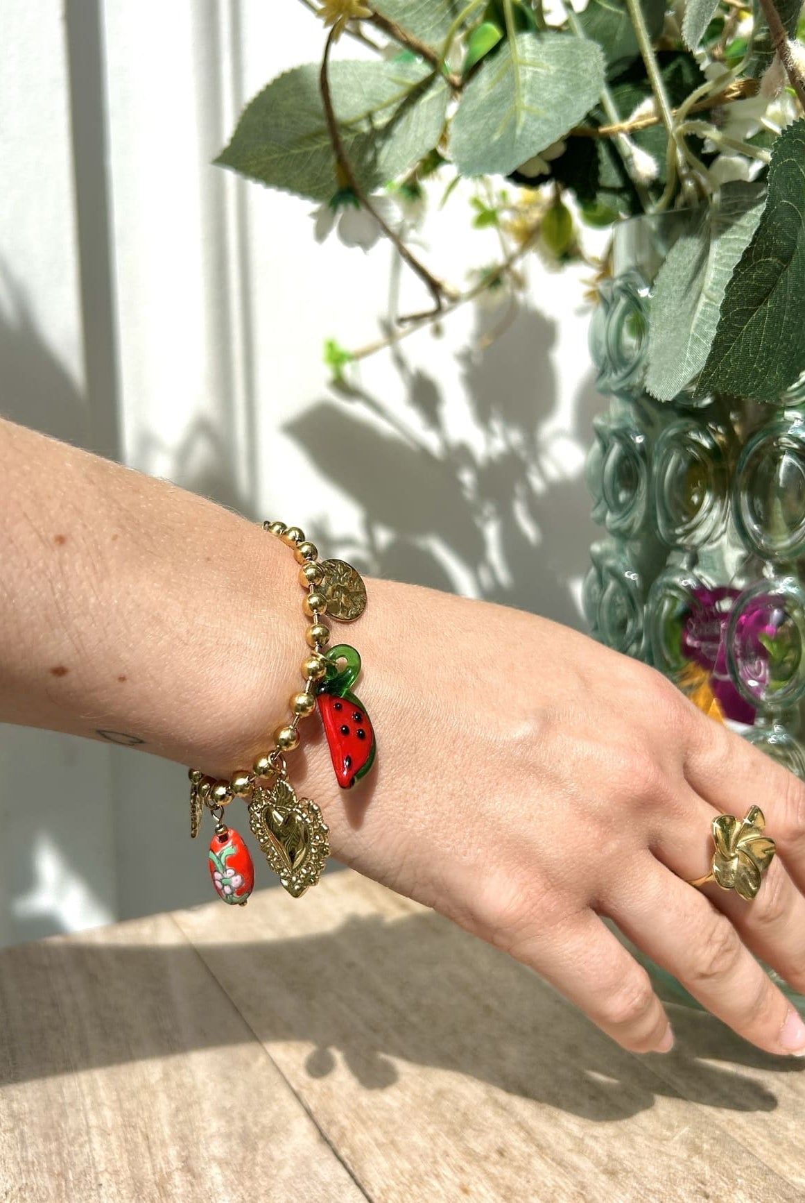 Bracelet breloque pastèque Ringo porté au poignet d’une femme