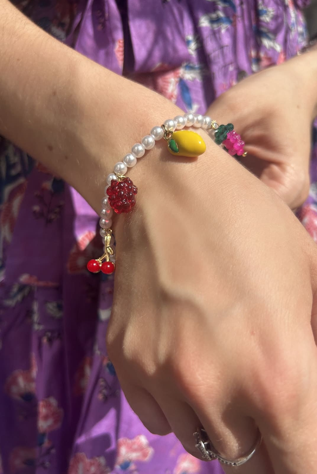 Bracelet Breloques Fruits porté – Bijou coloré et estival au poignet