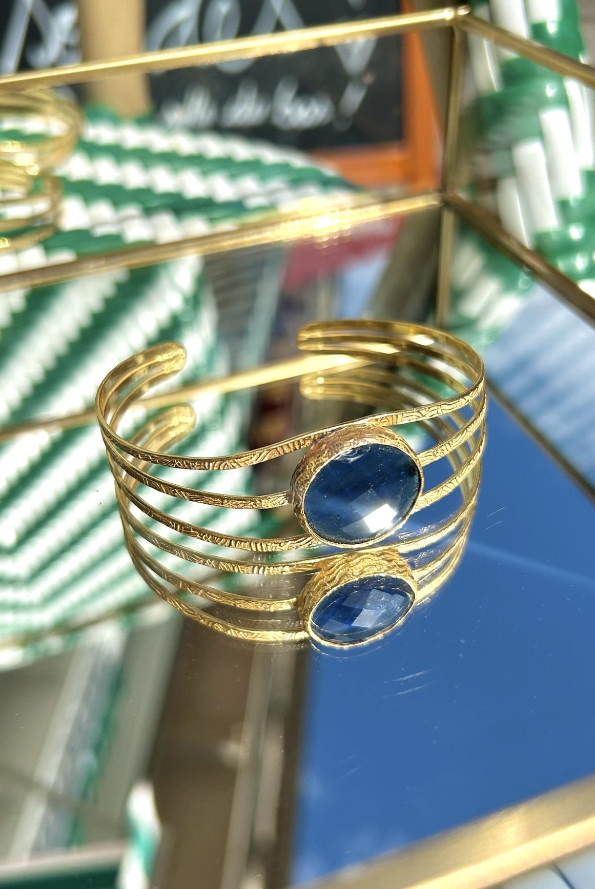 Bracelet en laiton doré avec pierre semi-précieuse marine – bijou artisanal