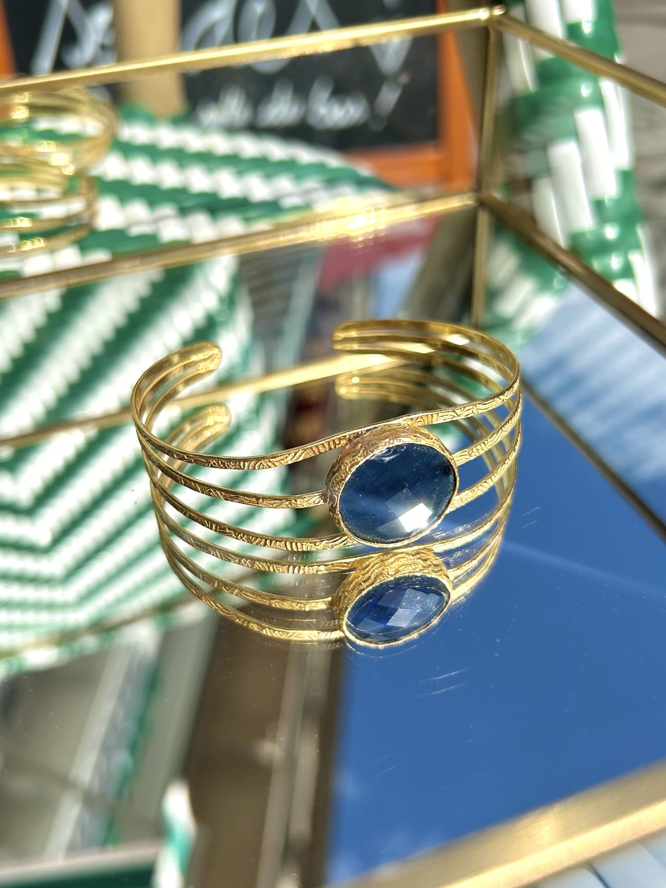 Bracelet en laiton doré avec pierre semi-précieuse marine – bijou artisanal