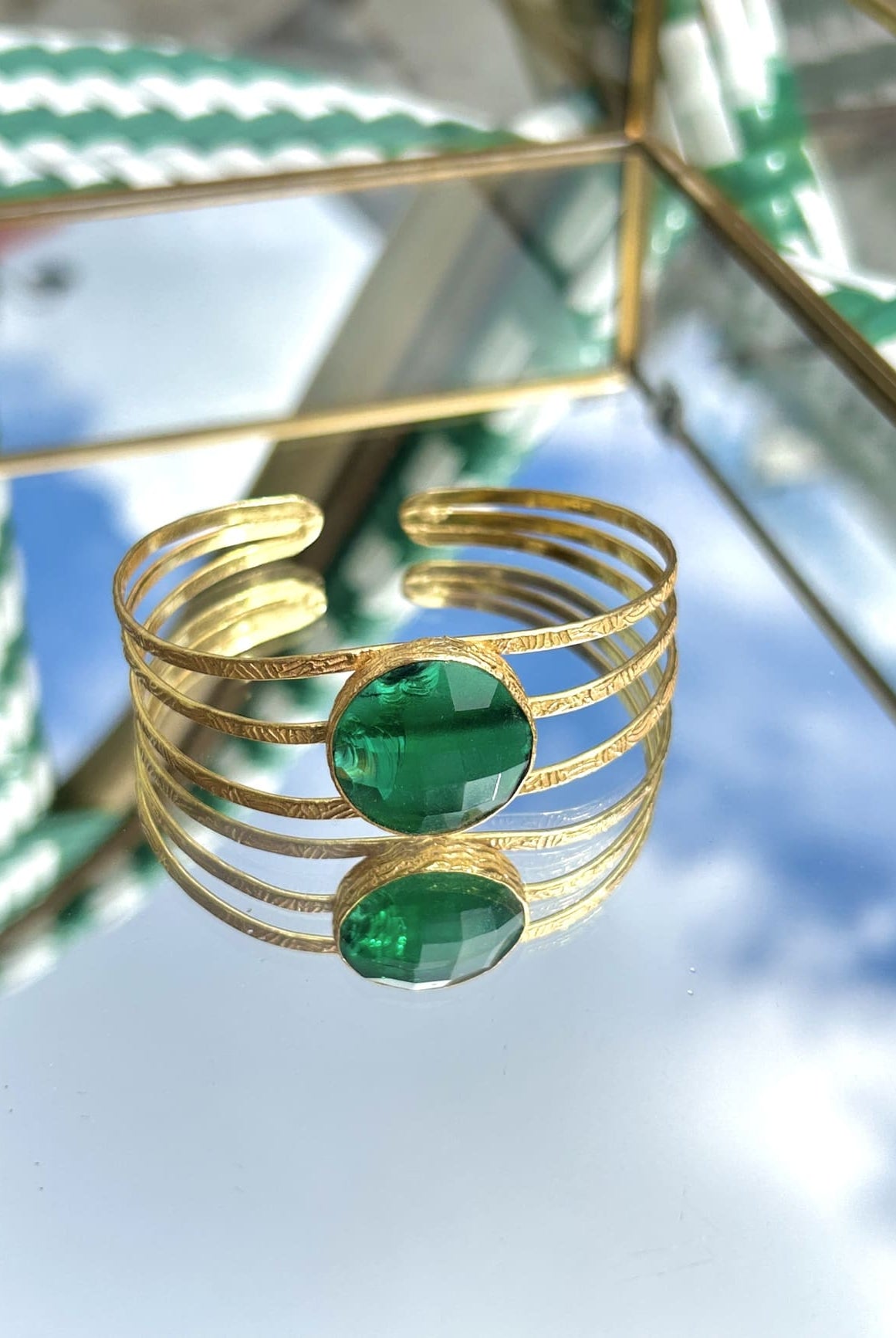 Bracelet en laiton doré avec pierre semi-précieuse marine – bijou artisanal bohème