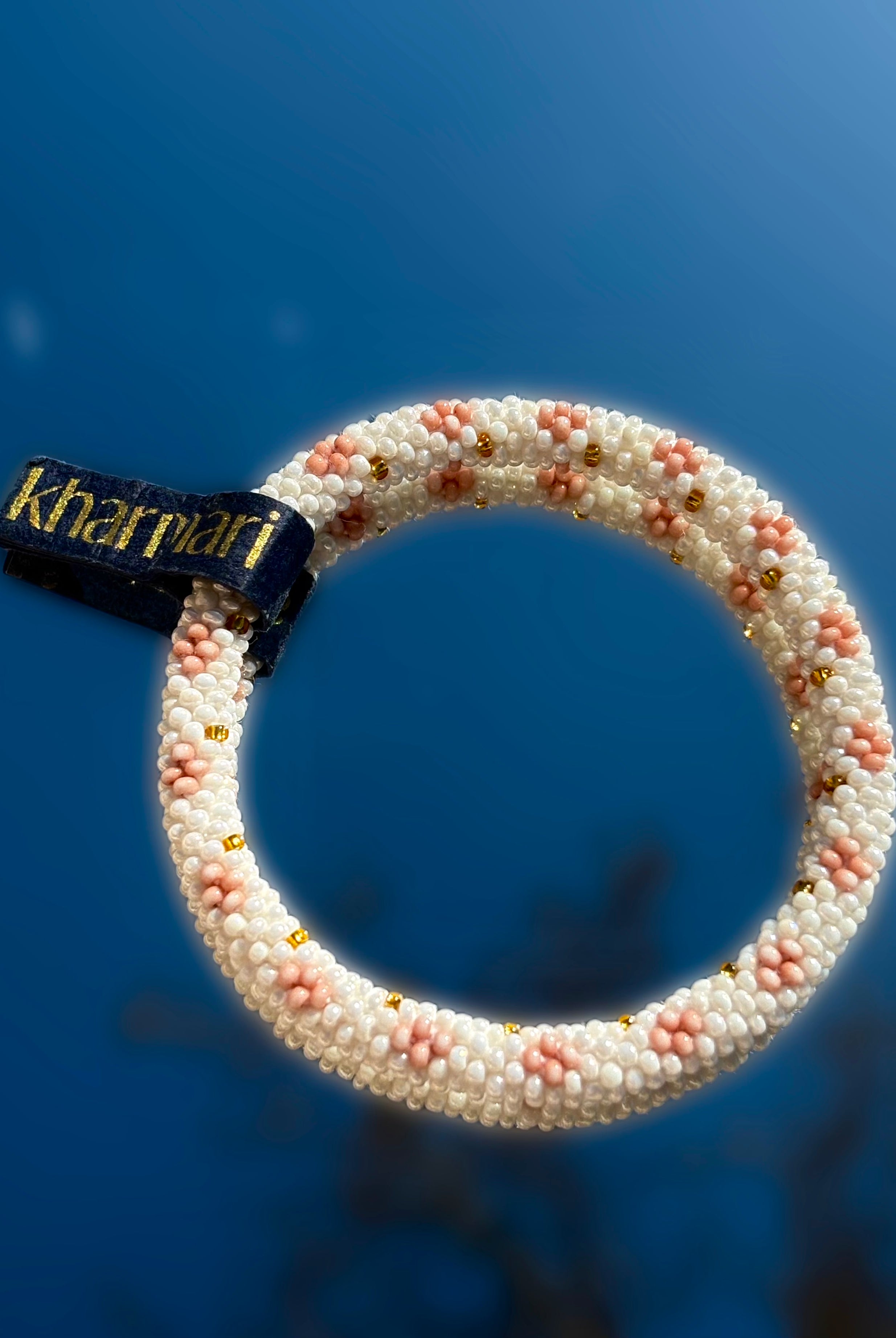 Bracelet kharmari en perles de verre au motif de fleurs stylisées