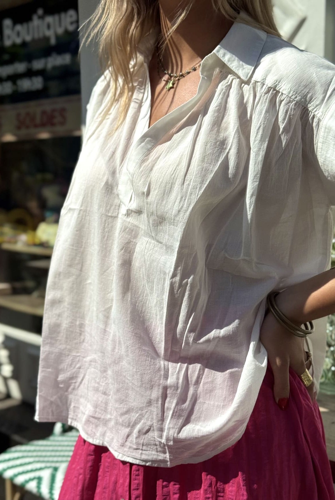 Vue de profil de la chemise blanche à manches courtes