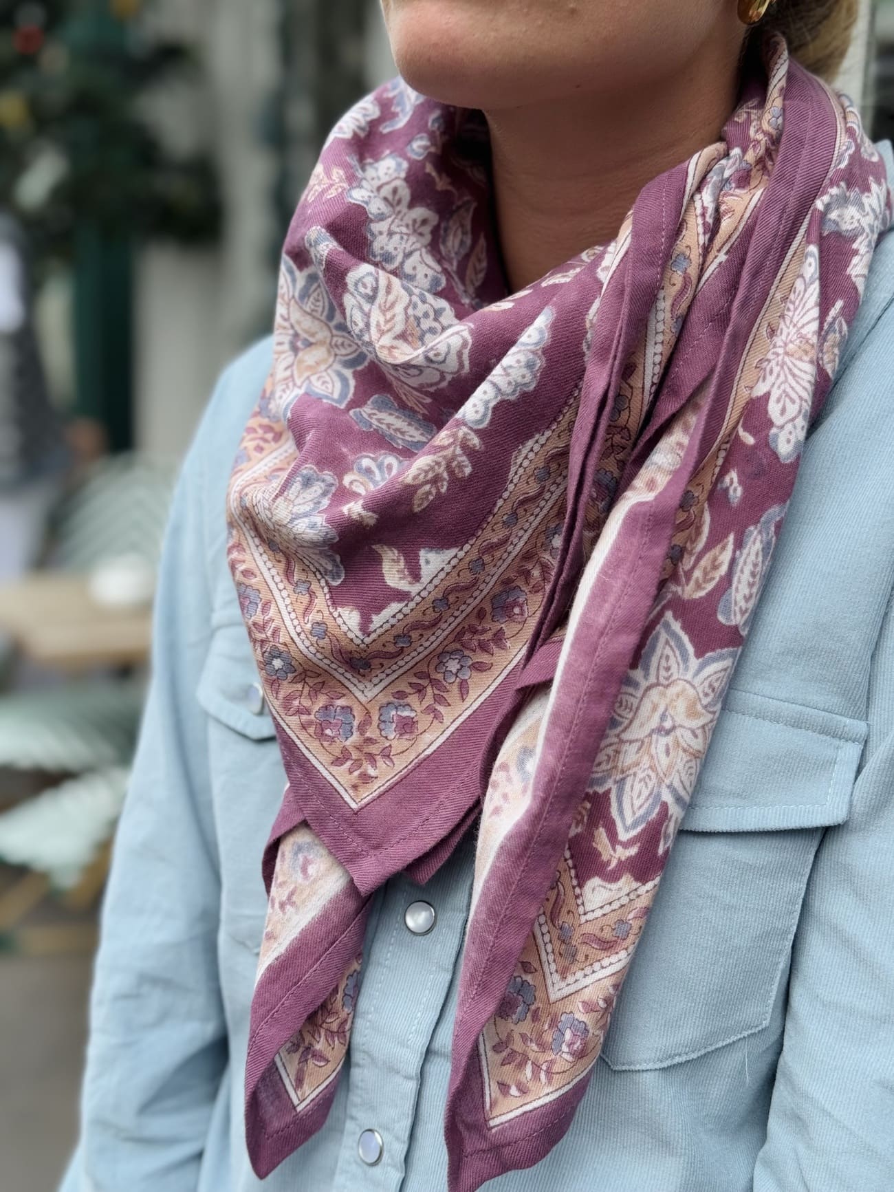 Chemise bleu ciel en velours de profil