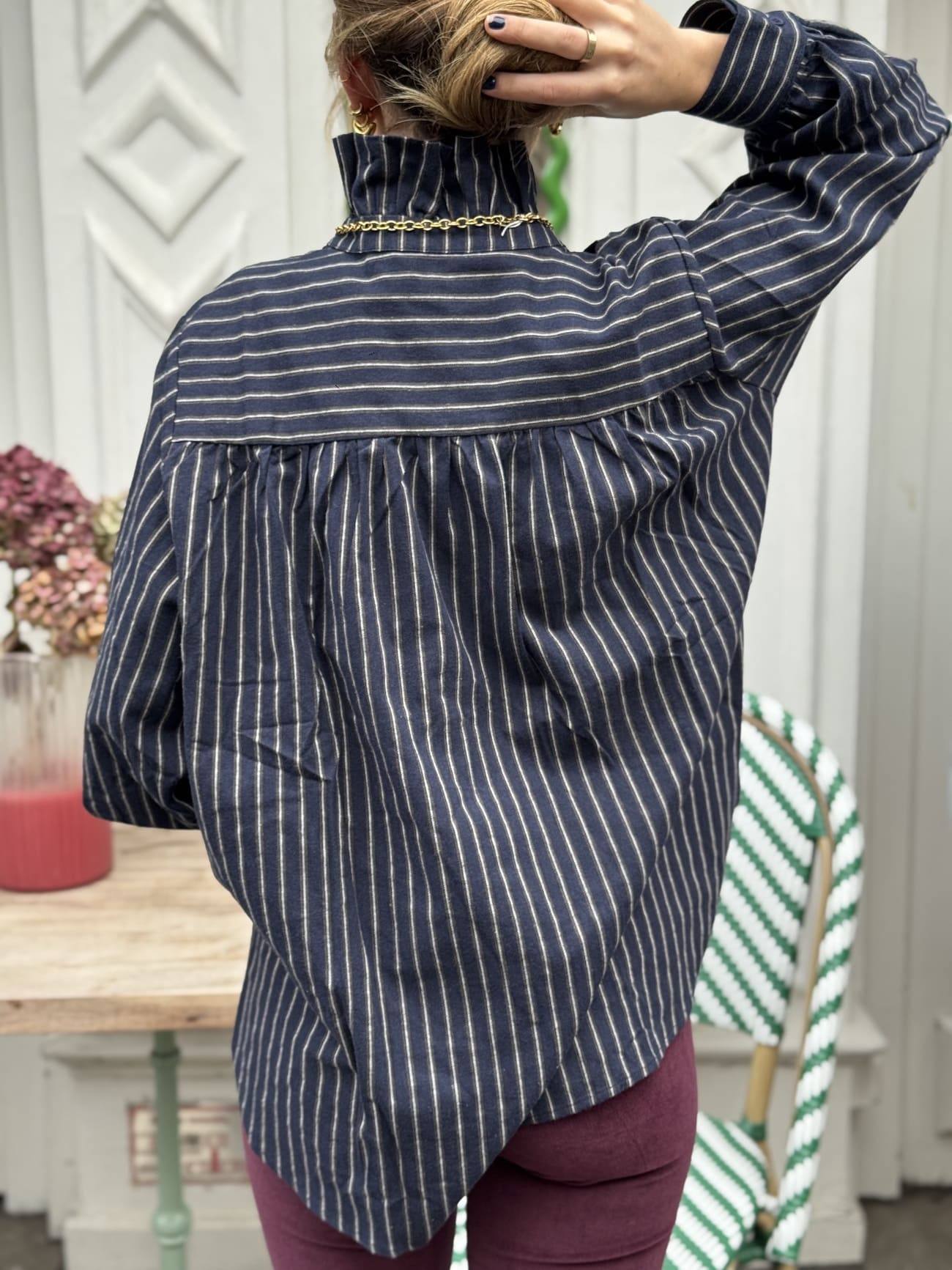 Chemise bleu marine à rayures blanches vue de dos