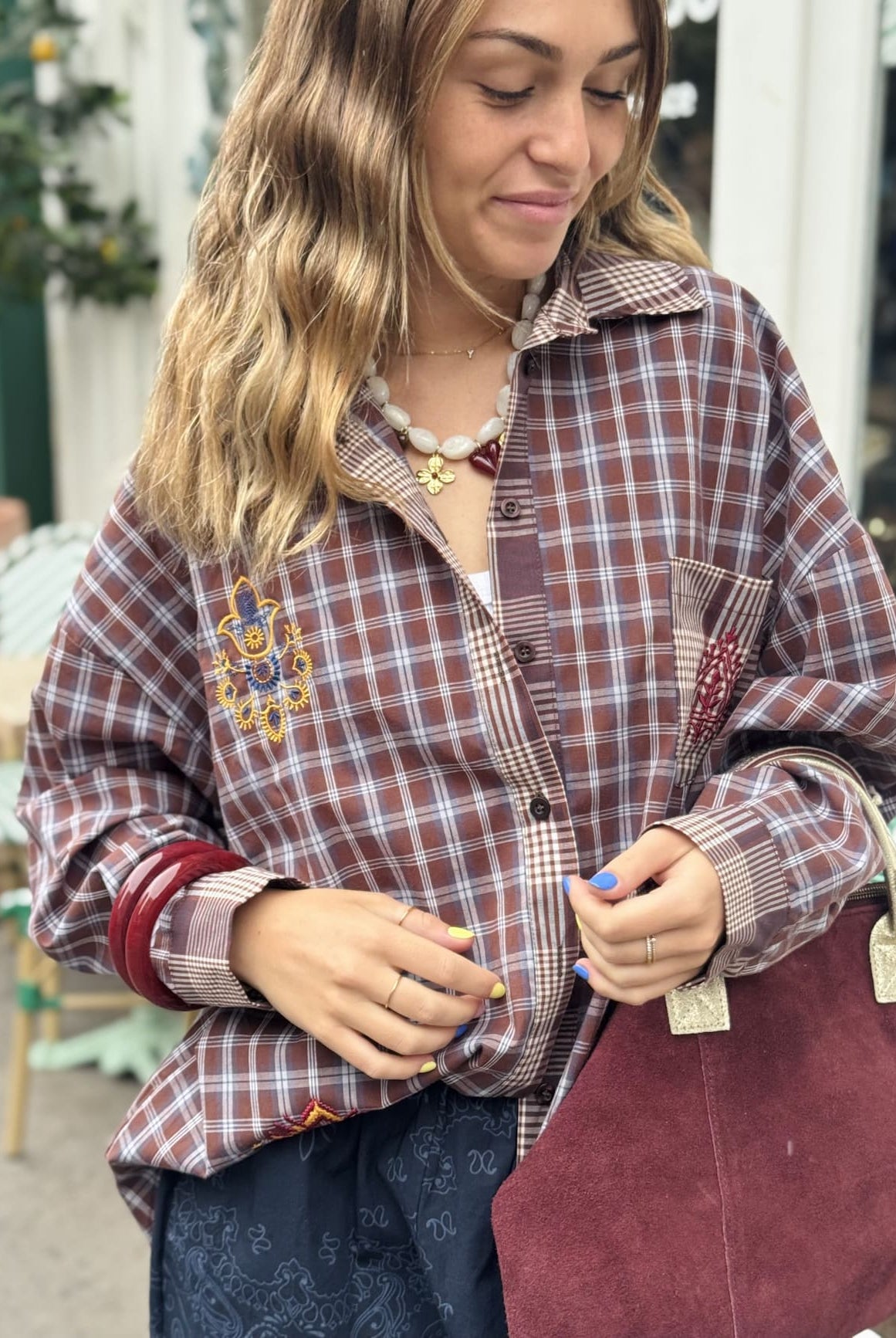 Haut féminin à carreaux brodés, style bohème et tendance