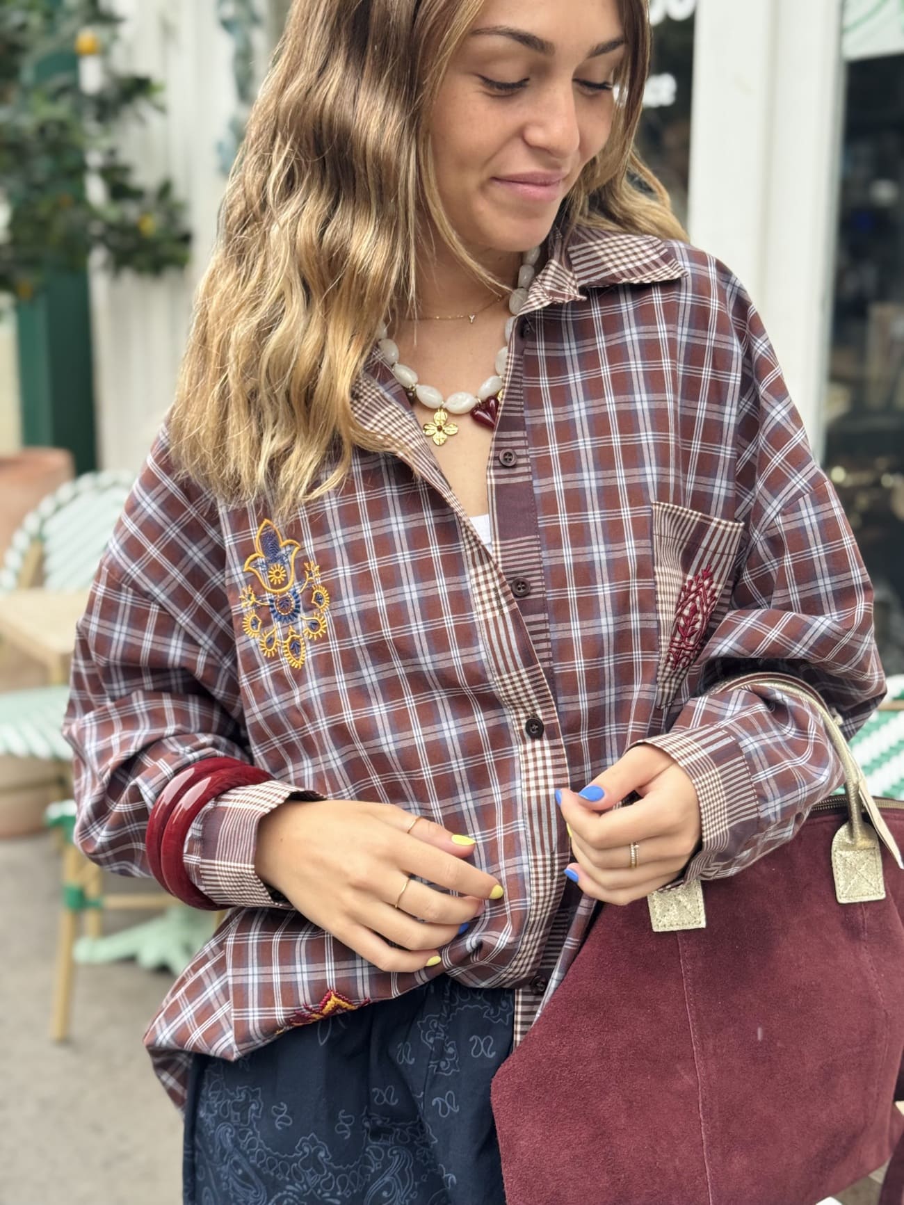 Haut féminin à carreaux brodés, style bohème et tendance